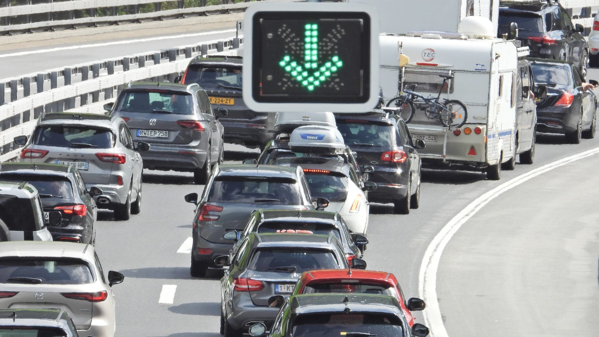 Autos in einem Stau (Symbolfoto): In der Nähe von Hannover ist der Polizei ein Autofahrer gleich zweimal ins Netz gegangen.