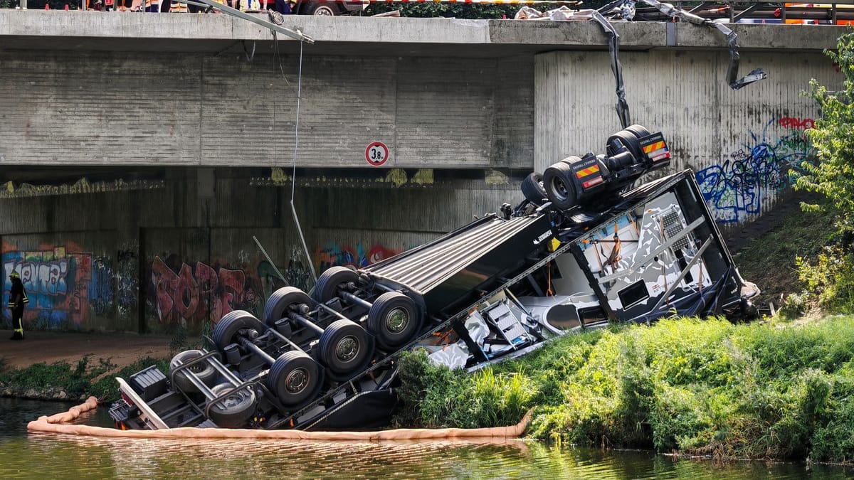 Tovornjak padel z avtocestnega mostu A24 pri Güstru, več ur zaprta avtocesta