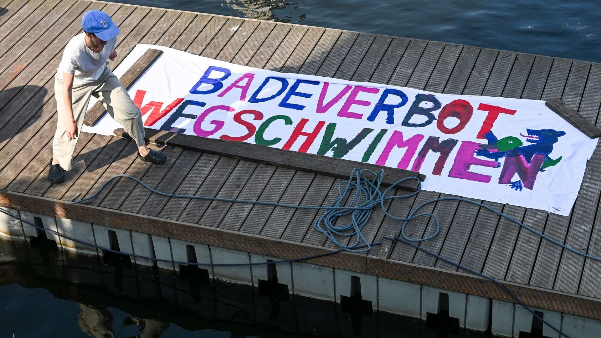 Schwimmdemo gegen Badeverbot in der Spree