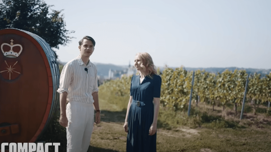 Ein Aussschnitt aus dem Beitrag von "Compact TV": Der Moderator und die AfD-Stadträtin stehen ohne das Wissen der Besitzer auf dem Weingut. Ein Aussschnitt aus dem Beitrag von "Compact TV": Der Moderator und die AfD-Stadträtin stehen ohne das Wissen der Besitzer auf dem Weingut.