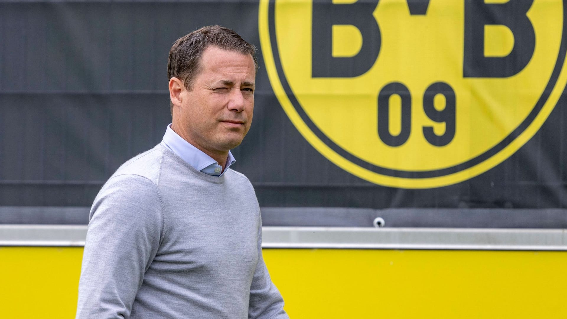 Lars Ricken auf dem BVB-Trainingsgelände: Der Klubchef kann sich über neue Einnahmen für seinen Verein freuen.