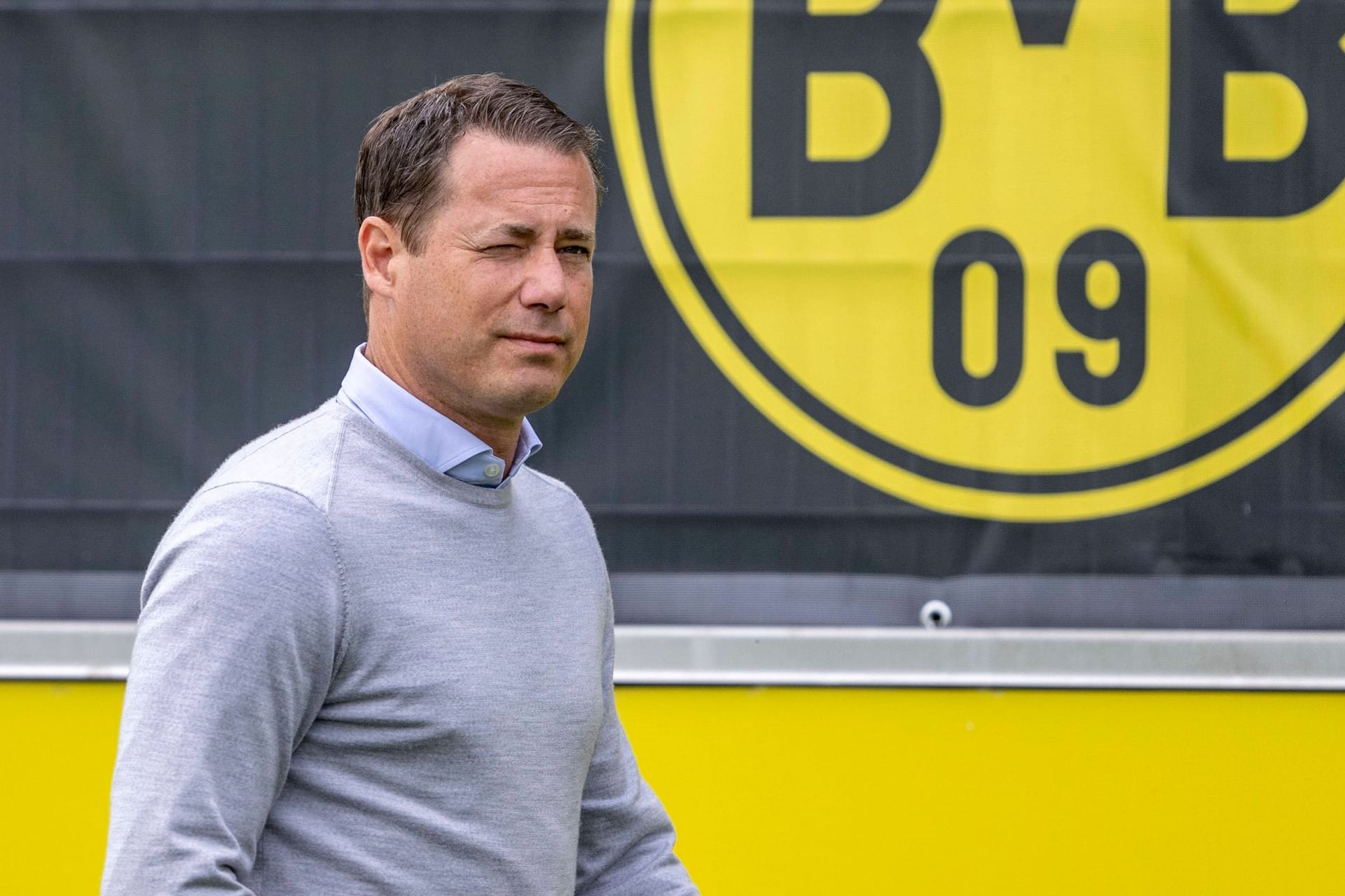 Lars Ricken auf dem BVB-Trainingsgelände: Der Klubchef kann sich über neue Einnahmen für seinen Verein freuen.