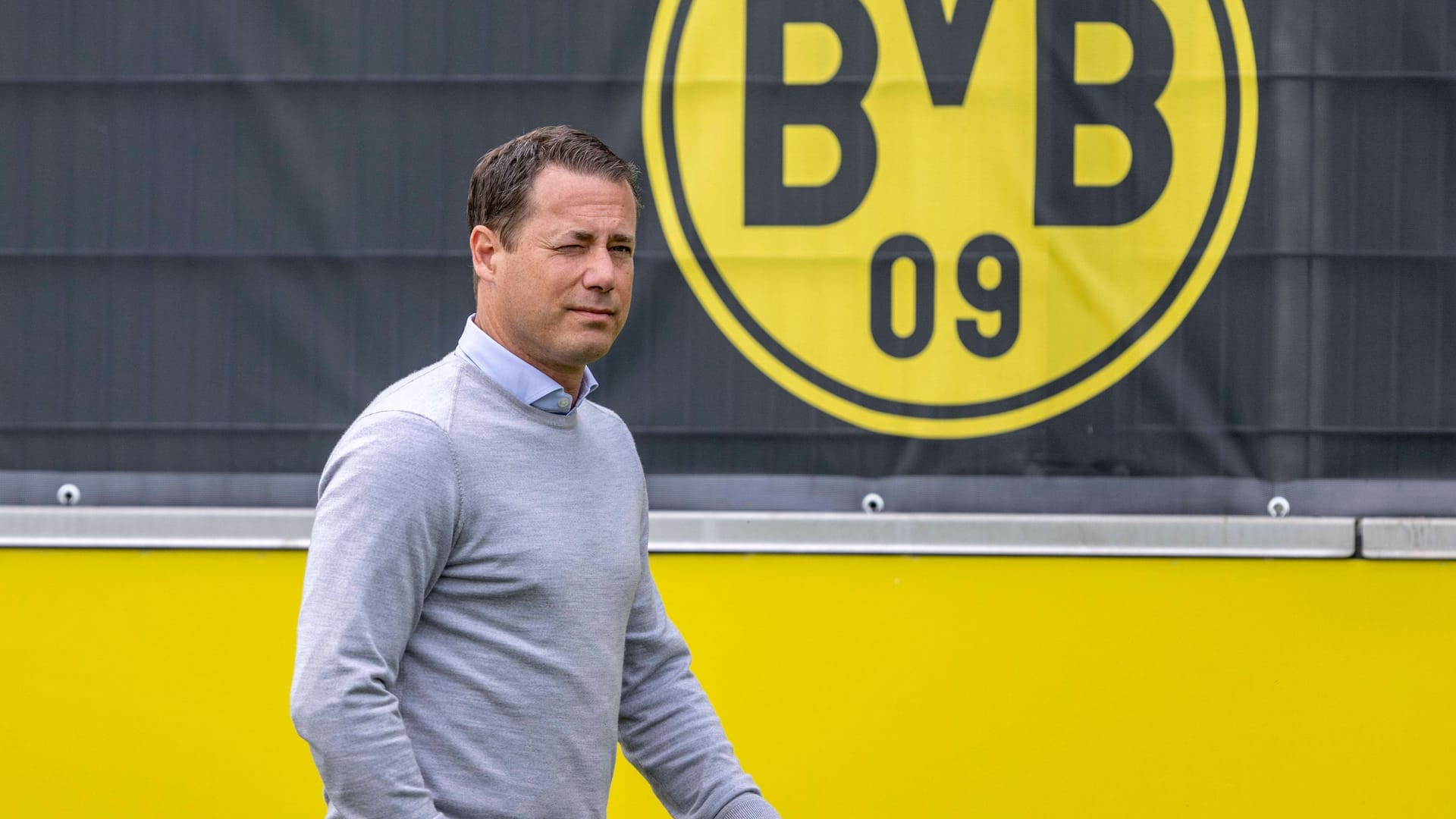 Lars Ricken auf dem BVB-Trainingsgelände: Der Klubchef kann sich über neue Einnahmen für seinen Verein freuen.