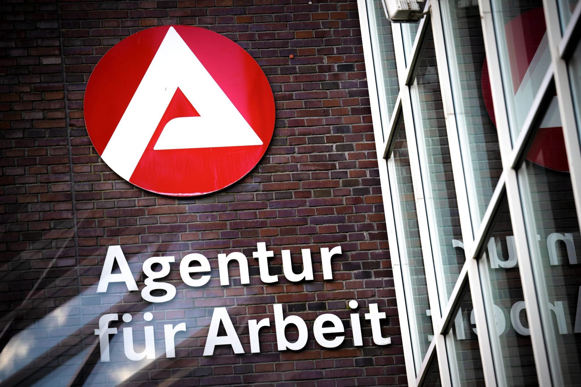 Logo der Bundesagentur für Arbeit (Symbolfoto): Wenige Wochen vor Start vieler Ausbildungen bleibt die Zahl unbesetzter Plätze hoch.