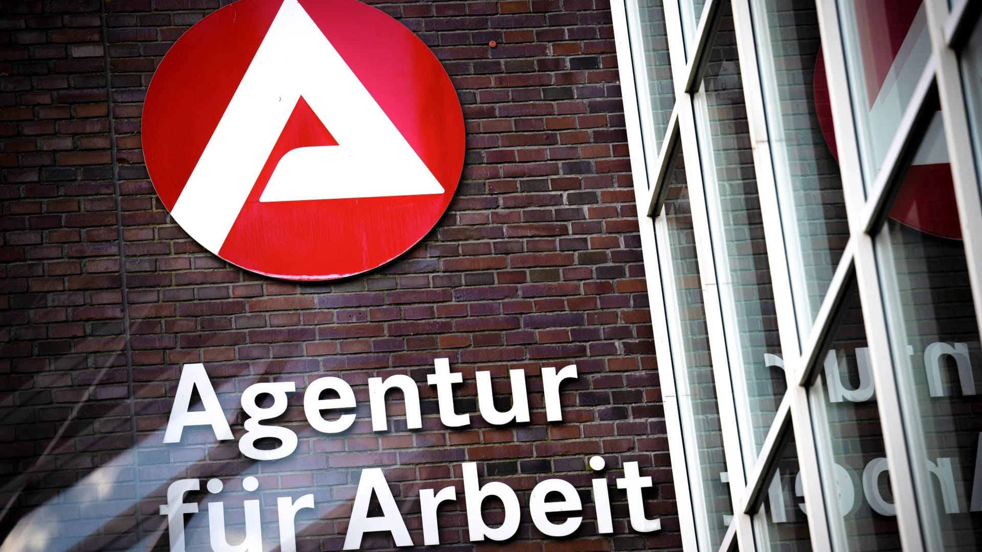 Logo der Bundesagentur für Arbeit (Symbolfoto): Wenige Wochen vor Start vieler Ausbildungen bleibt die Zahl unbesetzter Plätze hoch.