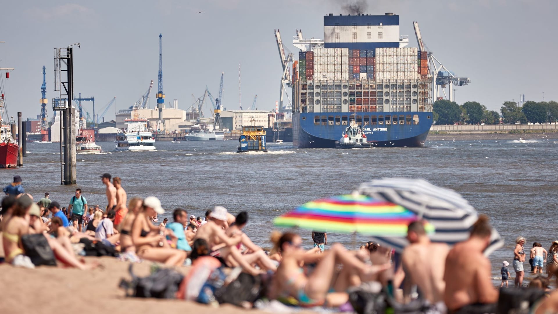 Elbstrand Oevelgönne (Symbolfoto): Baden ist hier aus Sicherheitsgründen eigentlich verboten.