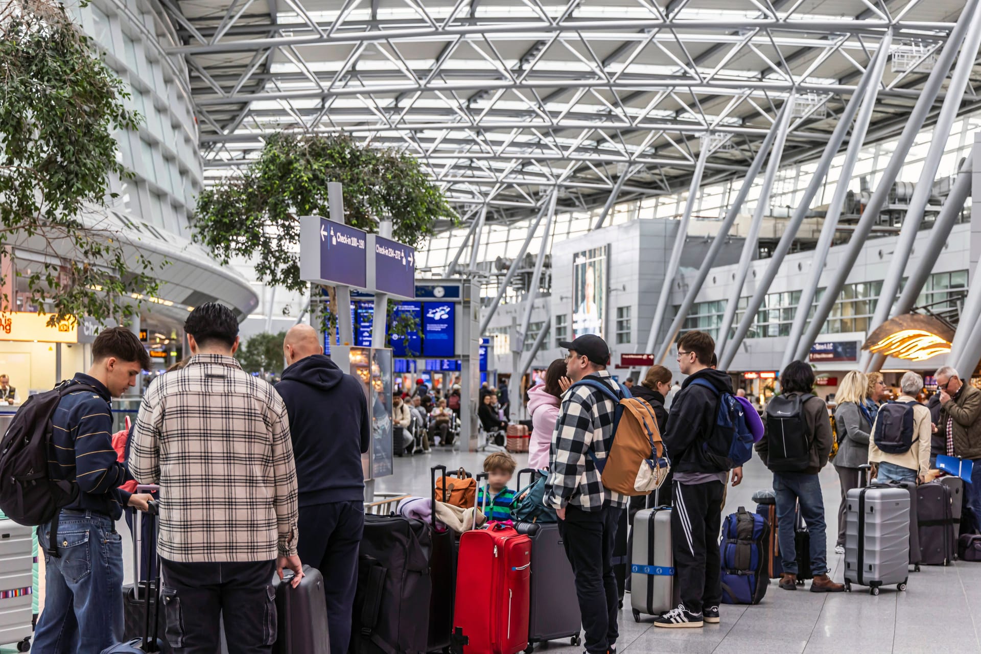 Wartende Reisende am Flughafen in Düsseldorf (Archivbild):