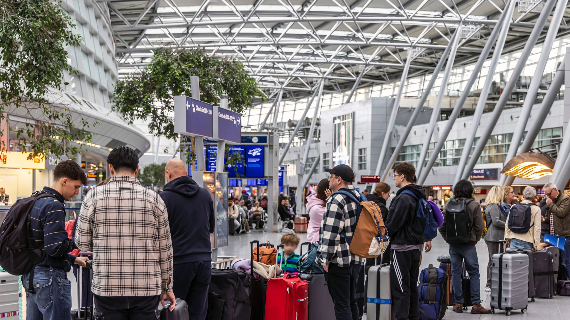 Wartende Reisende am Flughafen in Düsseldorf (Archivbild):