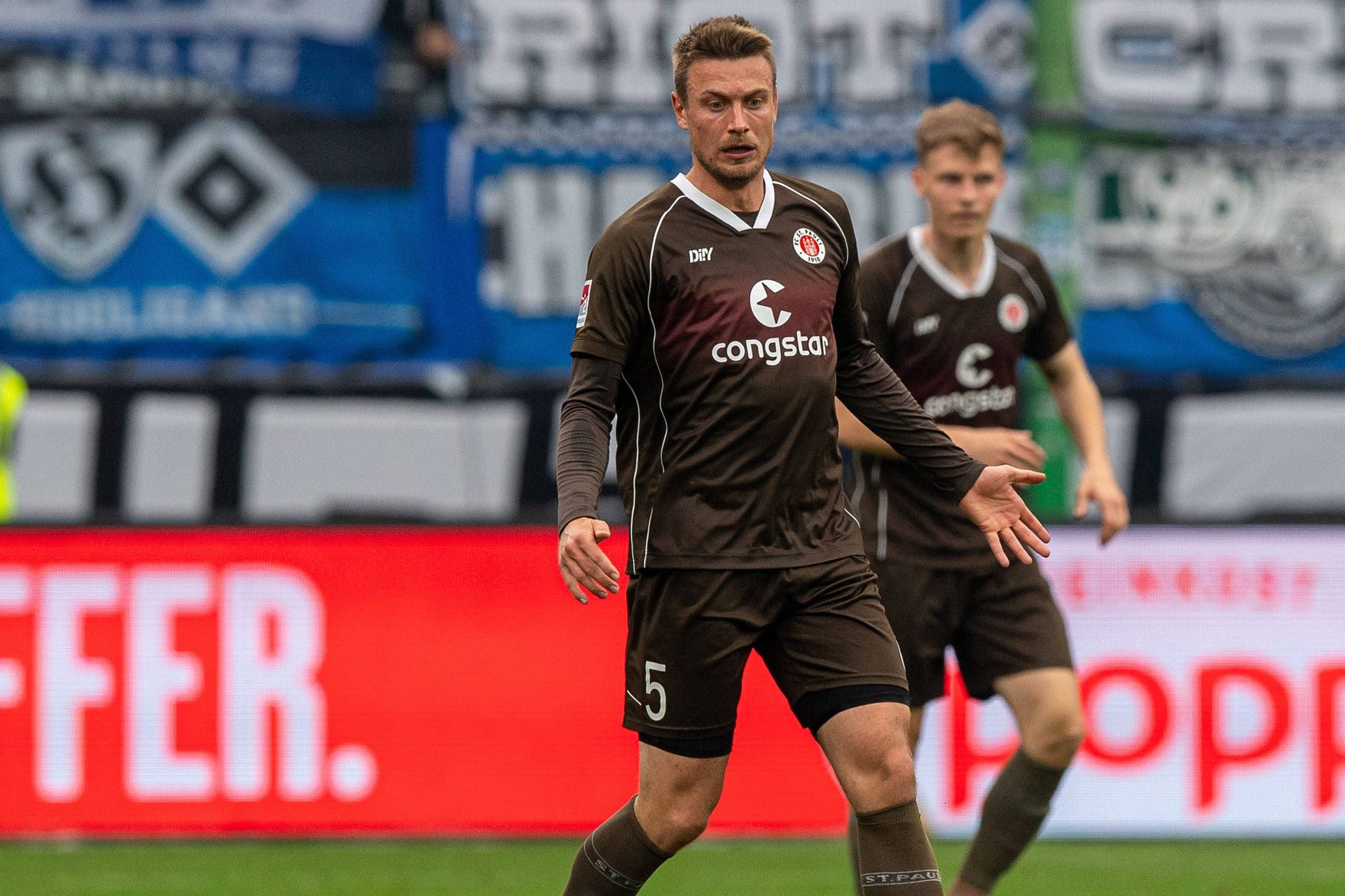 Hauke Wahl am Ball (Archivbild): Der Abwehrchef des FC St. Pauli freut sich schon auf die Bundesliga-Derbys gegen den Aufsteiger HSV.