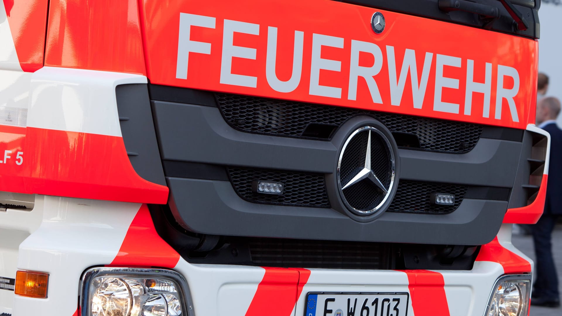 Feuerwehrfahrzeug im Einsatz (Symbolbild): Rund 100 Kräfte bekämpfen derzeit den Brand einer Pflanzenhalle im Offenbacher Stadtteil Bürgel.