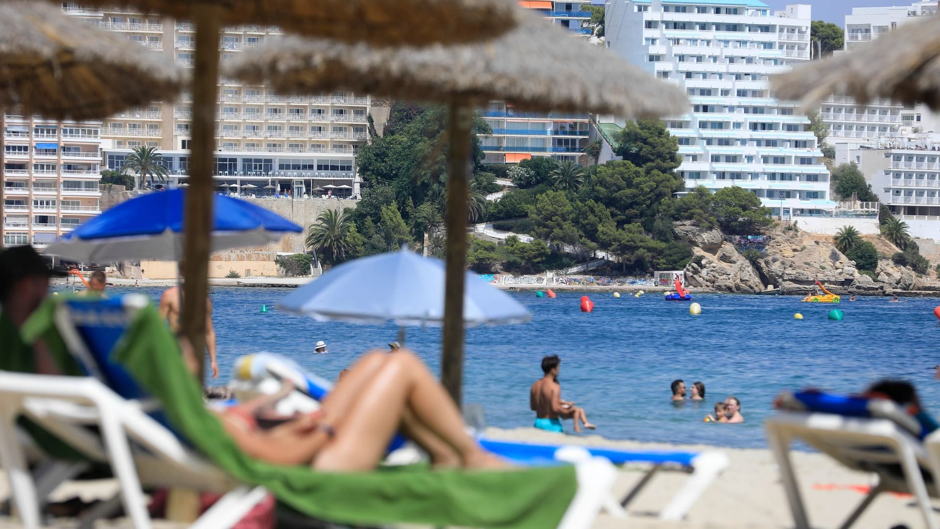 Vor der Kulisse zahlreicher Hotels entspannen Touristen am Strand