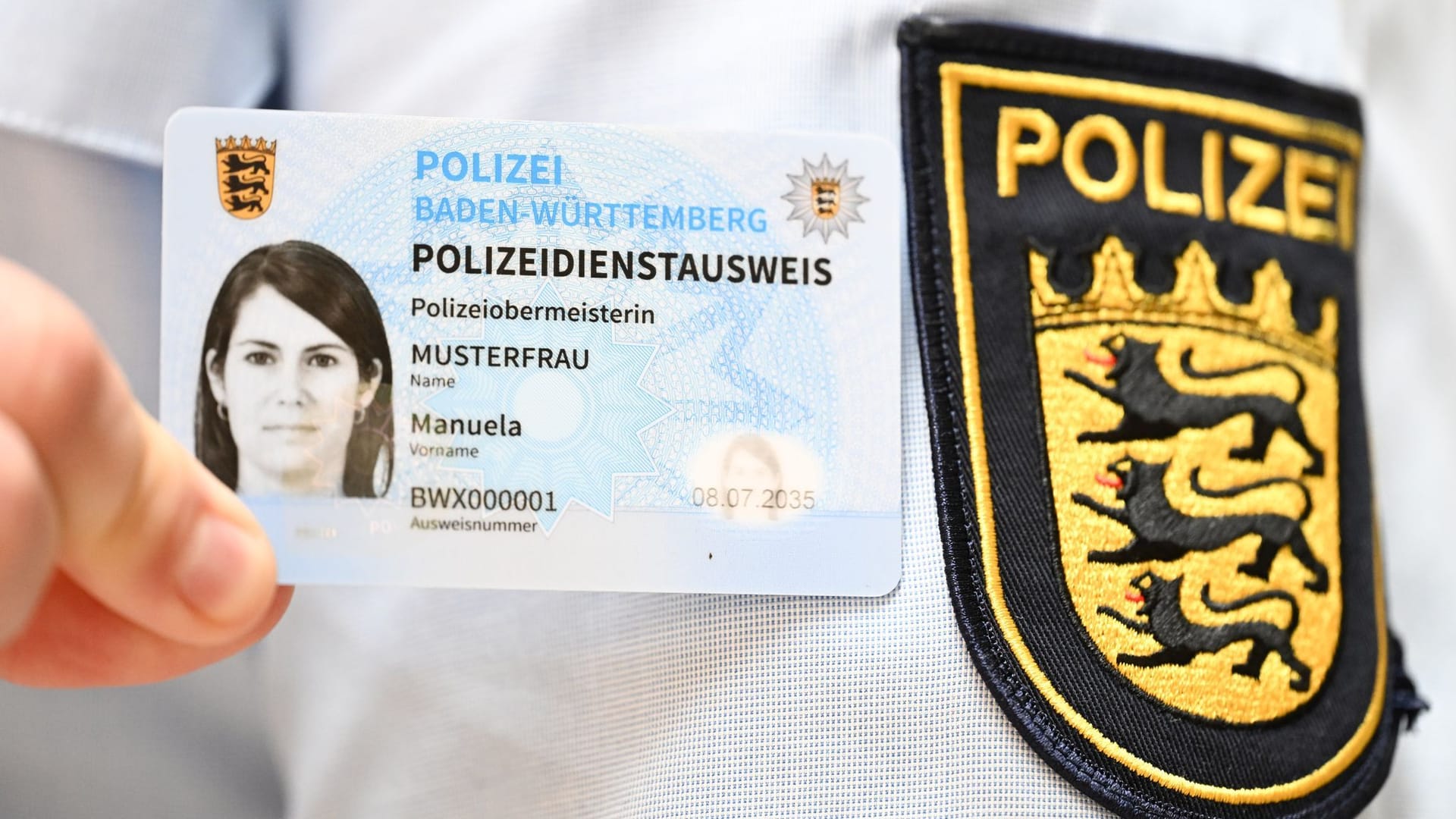 Neue Dienstausweise der Polizei