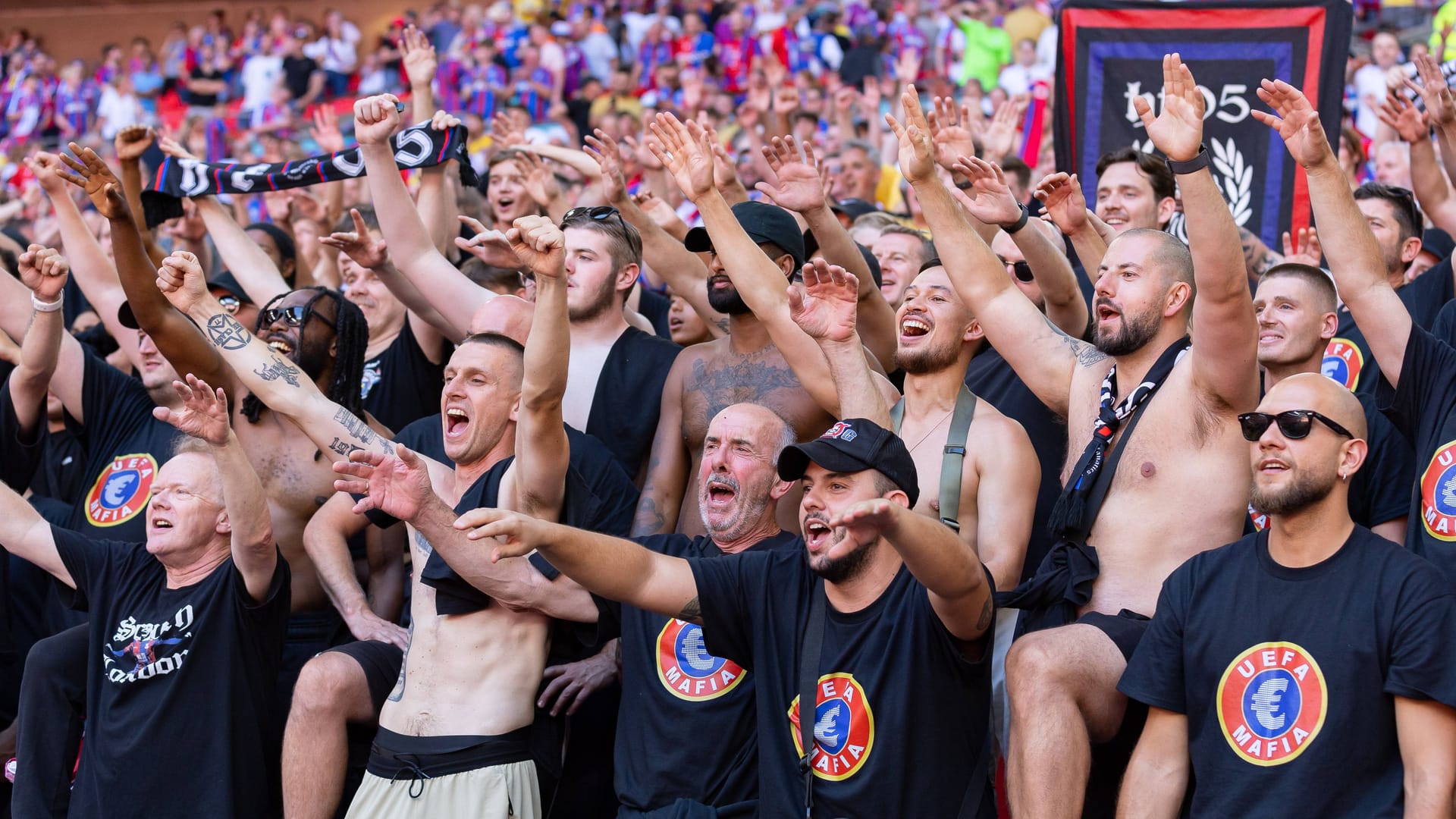 Fans von Crystal Palace beim Community Shield gegen Liverpool: Unter den Tausenden Anhängern des Klubs benahmen sich einige wenige daneben.