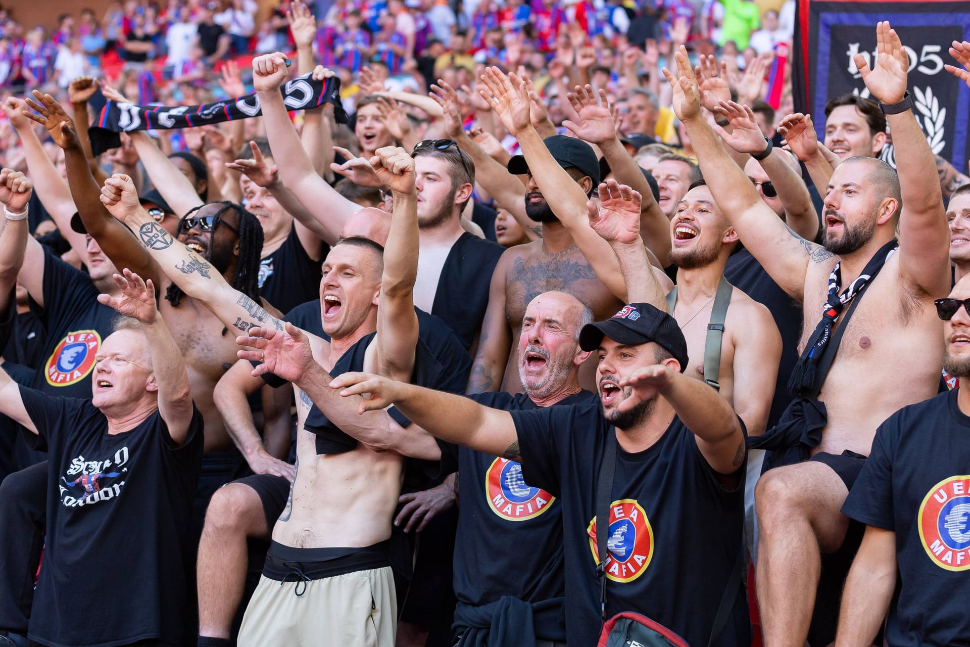 Fans von Crystal Palace beim Community Shield gegen Liverpool: Unter den Tausenden Anhängern des Klubs benahmen sich einige wenige daneben.