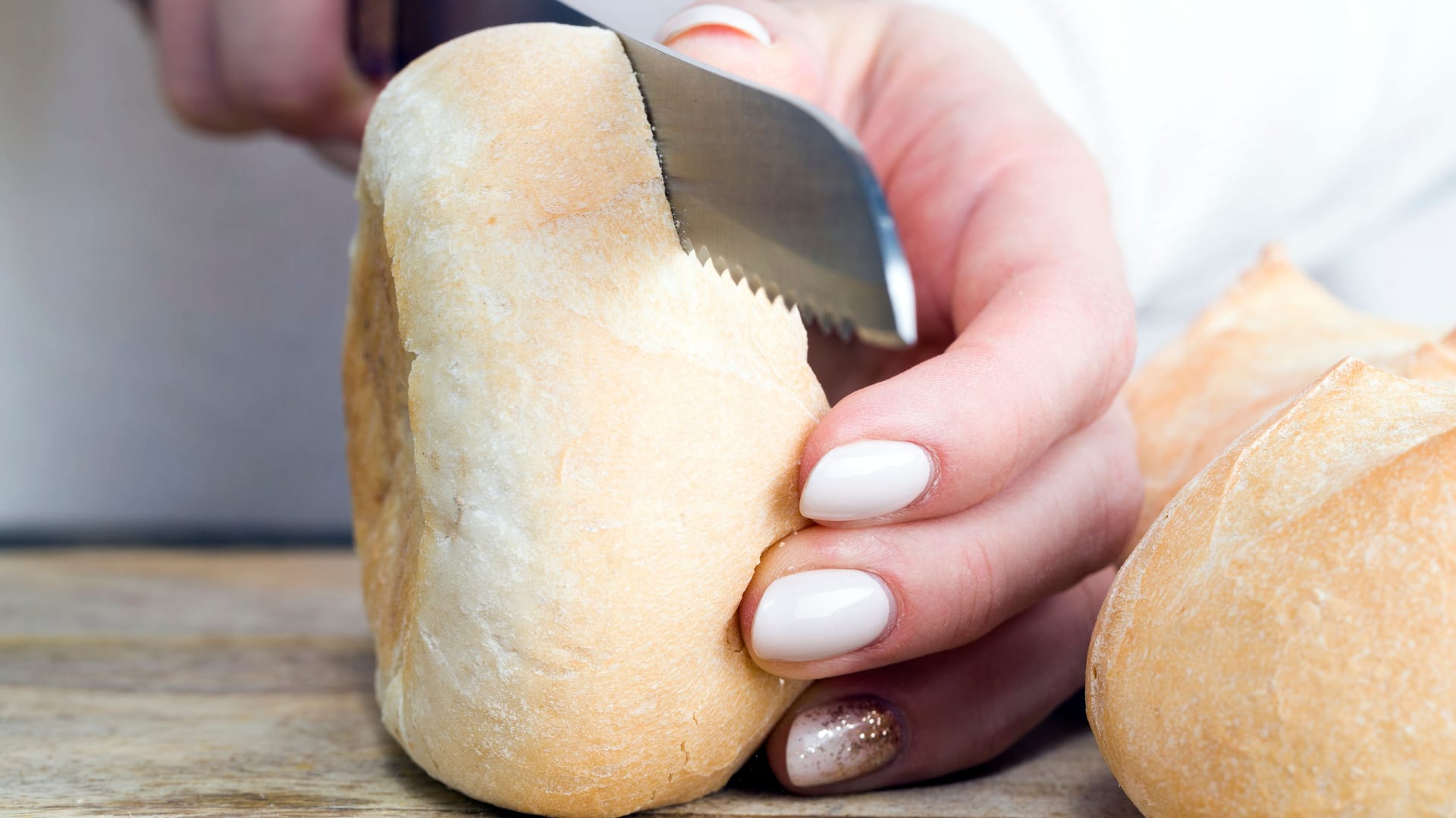 Burgerbrötchen wird geschnitten (Symbolfoto): In Niedersachsen werden die Brote einer bekannten Marke zurückgerufen.