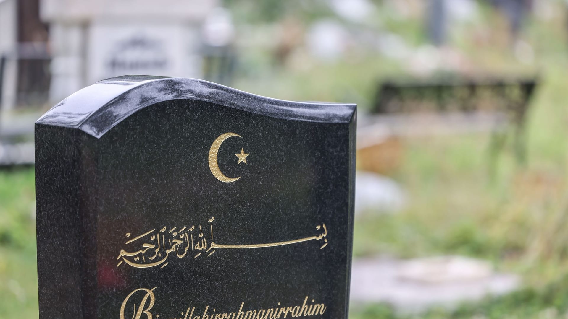 Grabsteine auf dem Kölner Westfriedhof (Symbolbild): Die Zahl muslimischer Bestattungen ist in Köln gestigen.