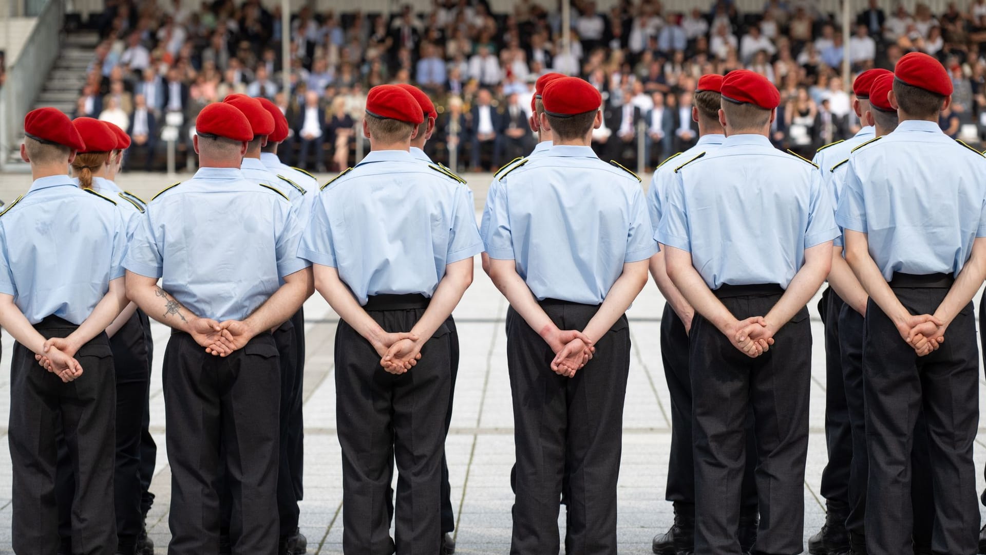 Rekruten der Bundeswehr legen ihr Gelöbnis ab: Immer mehr junge Menschen gehen zum Bund. Rekruten der Bundeswehr legen ihr Gelöbnis ab: Immer mehr junge Menschen gehen zum Bund.