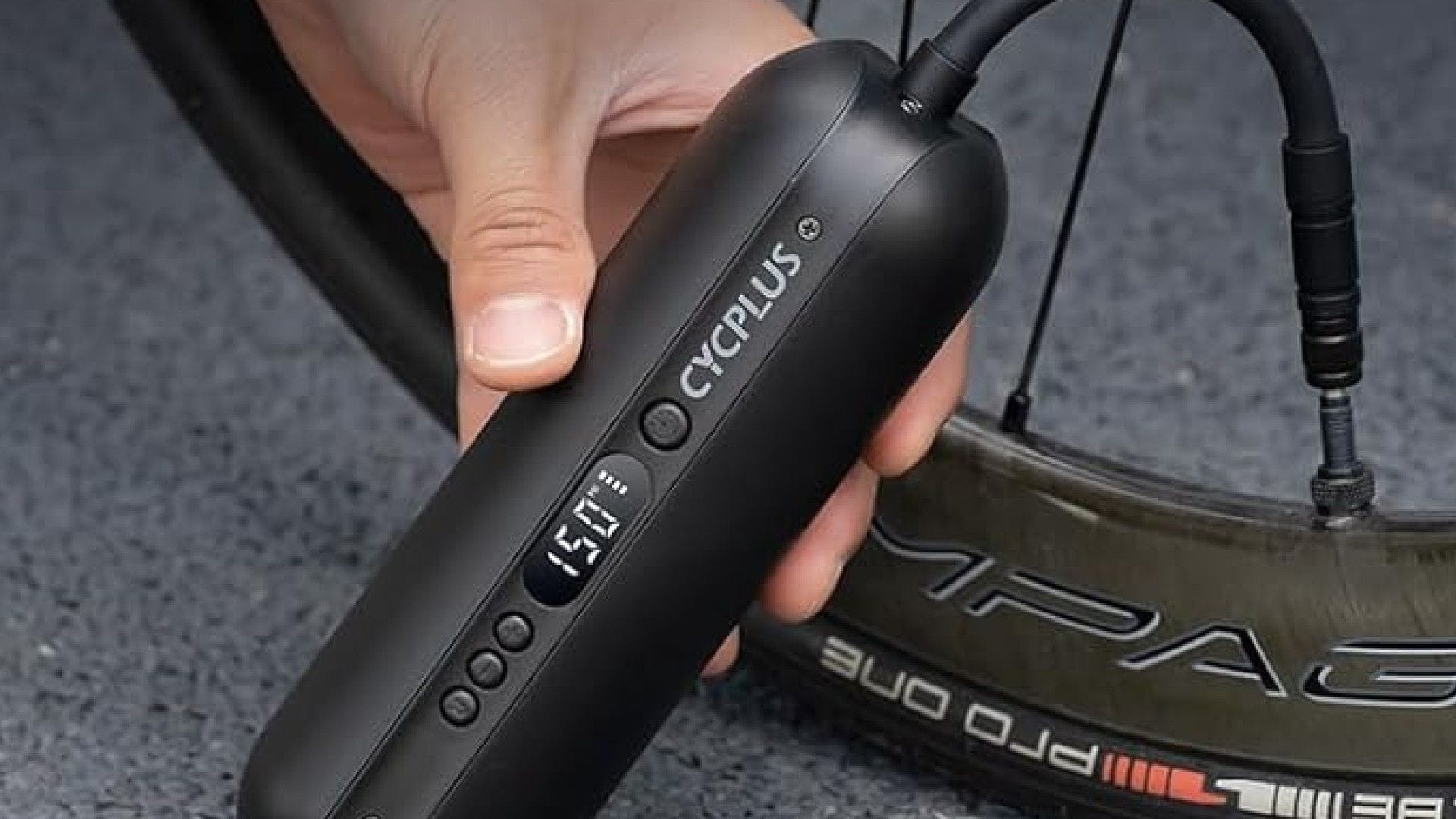 Perfekt für unterwegs: Den Akku-Kompressor mit integrierter Powerbank gibt es bei Amazon jetzt wieder zu einem Top-Preis.