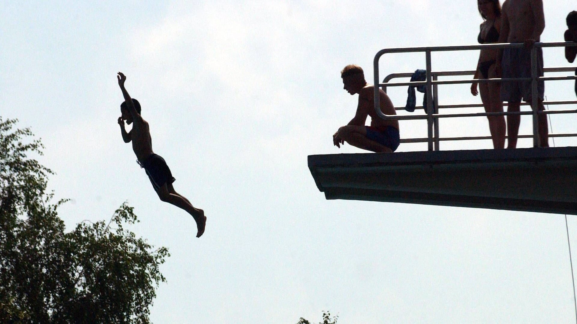 Mutiger Junge springt vom 10-Meter-Turm im Schwimmbad (Symbolbild).