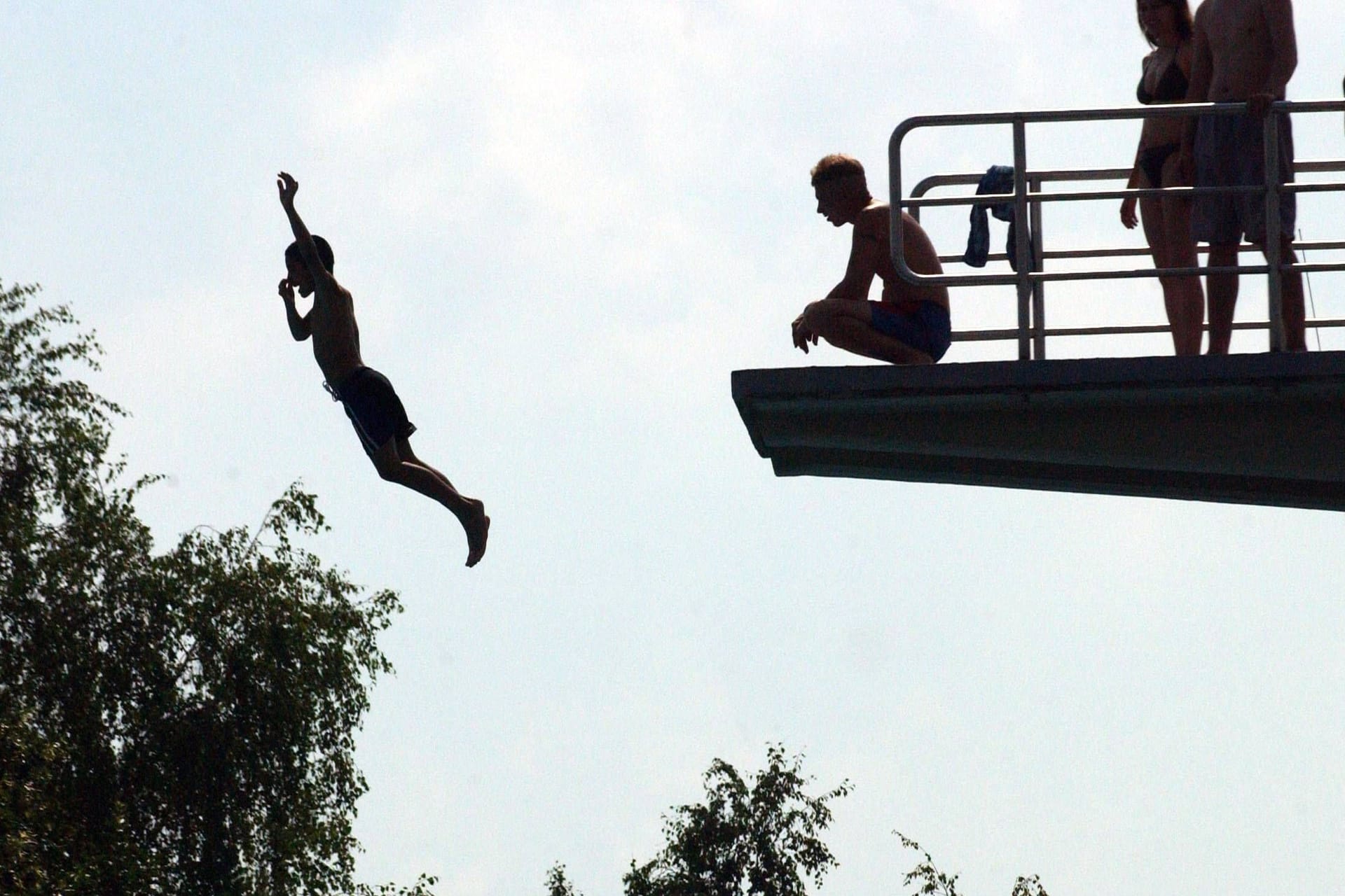 Mutiger Junge springt vom 10-Meter-Turm im Schwimmbad (Symbolbild).