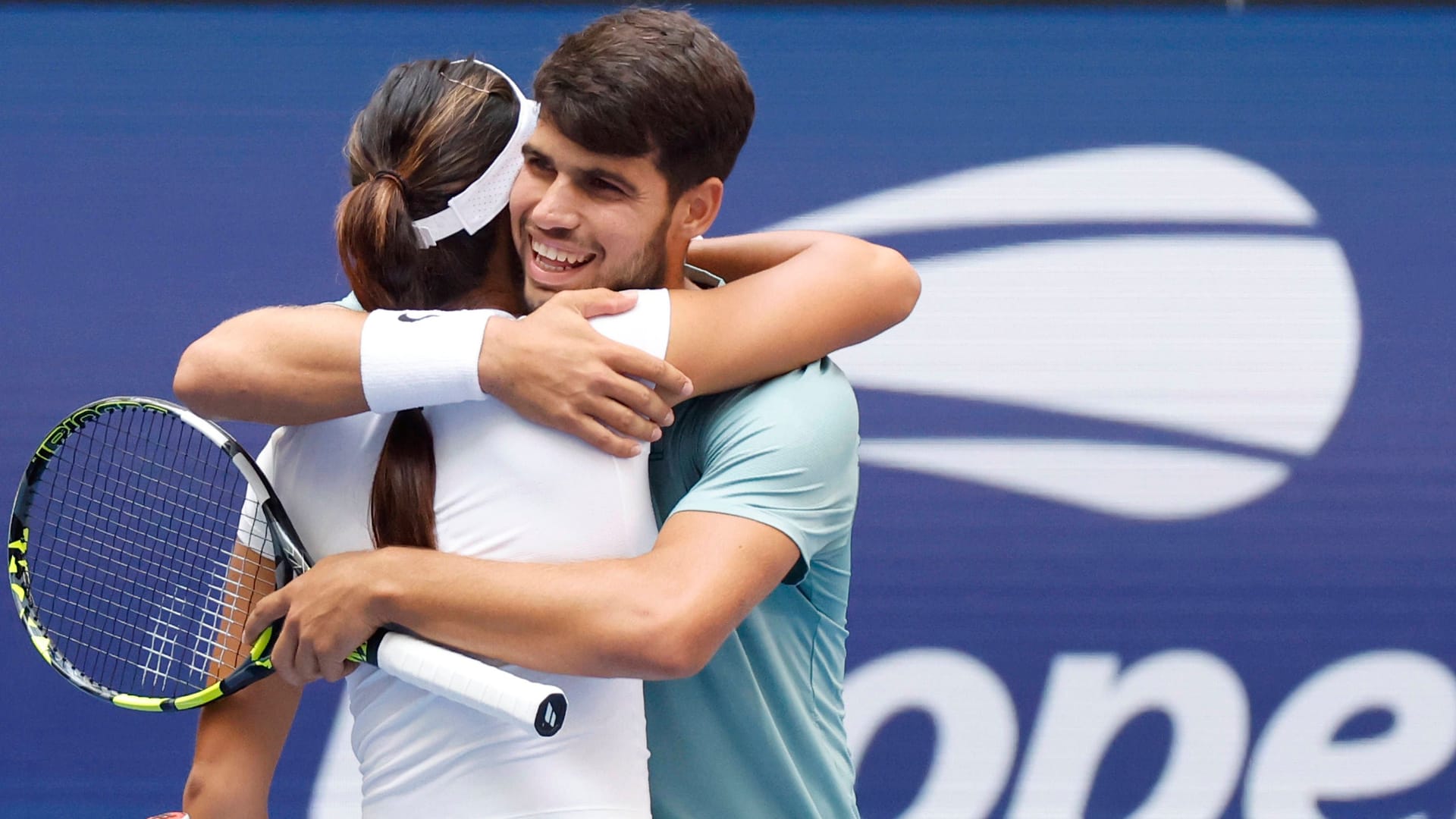 Emma Raducanu und Carlos Alcaraz: Die Tennis-Stars traten im Mixed-Wettbewerb der US Open zusammen an. Emma Raducanu und Carlos Alcaraz: Die Tennis-Stars traten im Mixed-Wettbewerb der US Open zusammen an.