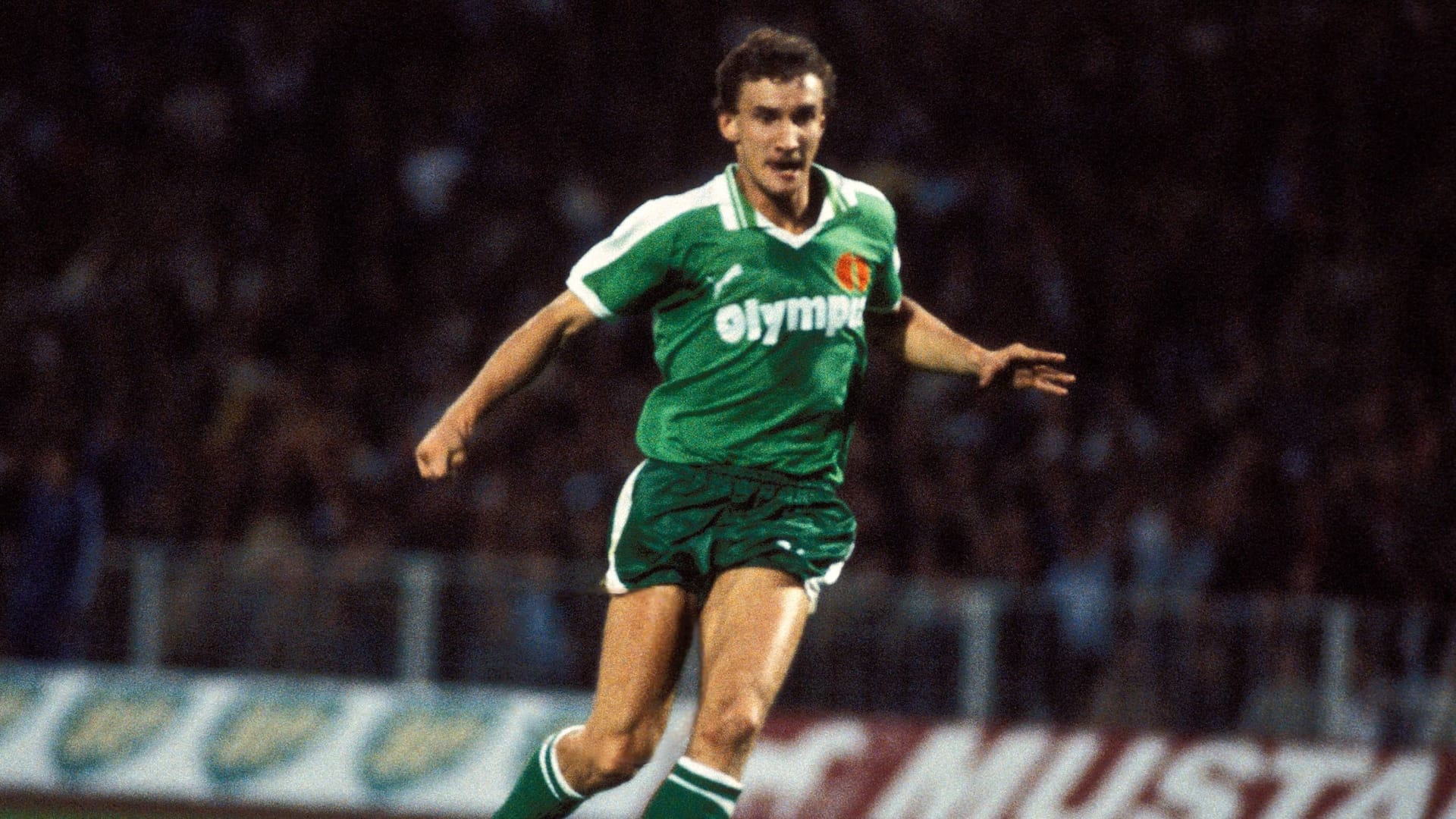 In den 80er Jahren trug Rudi Völler häufig grün-weiß (Archivbild): Ab 1982 reifte der Stürmer bei Werder Bremen zur Spitzenklasse.