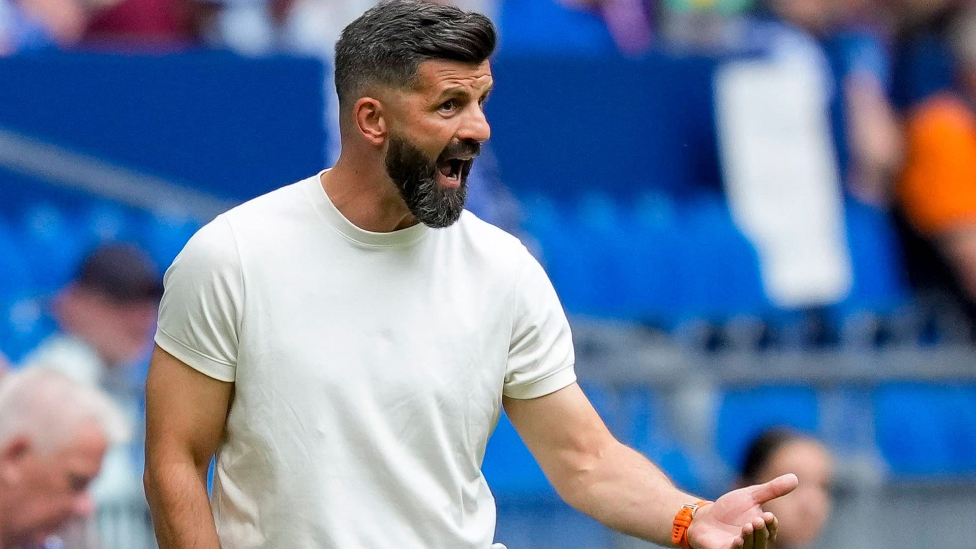Erstes Zweitligaspiel mit Schalke 04: Trainer Miron Muslić. Erstes Zweitligaspiel mit Schalke 04: Trainer Miron Muslić.