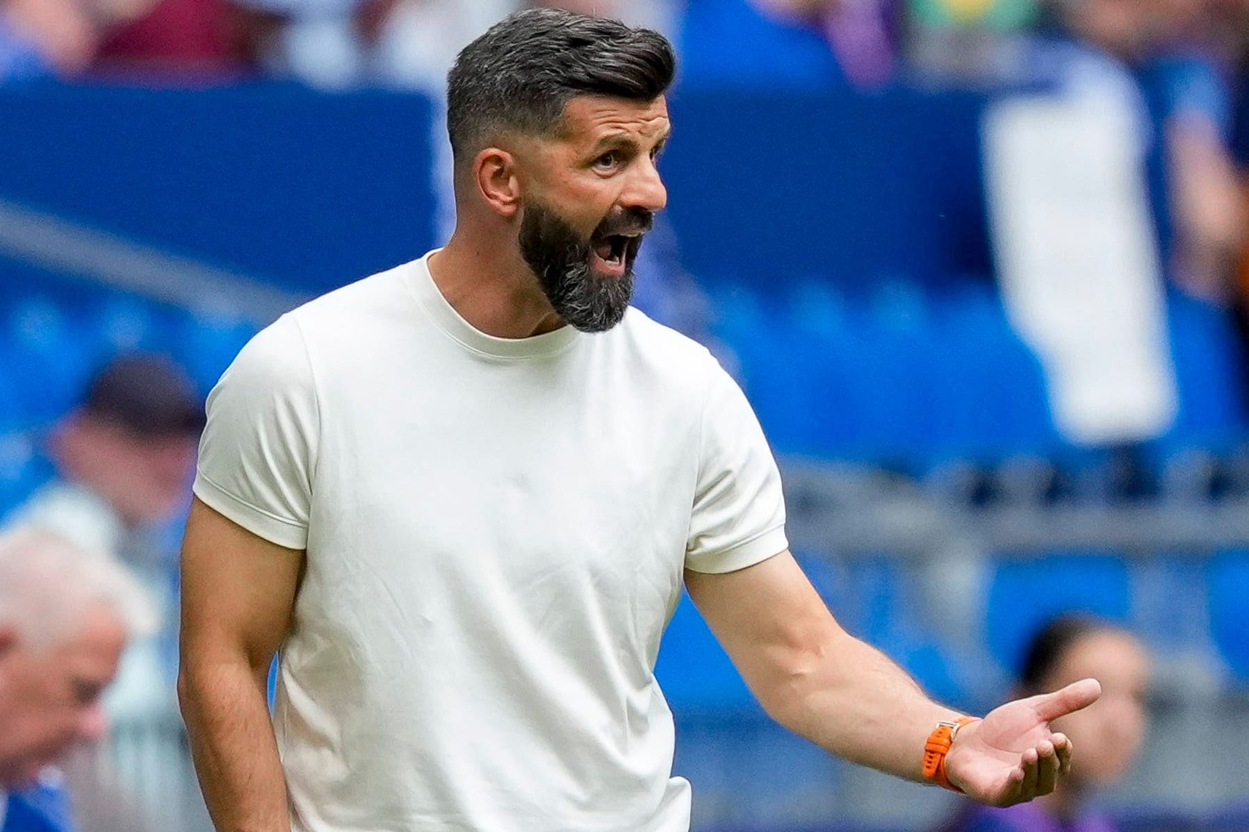 Erstes Zweitligaspiel mit Schalke 04: Trainer Miron Muslić. Erstes Zweitligaspiel mit Schalke 04: Trainer Miron Muslić.