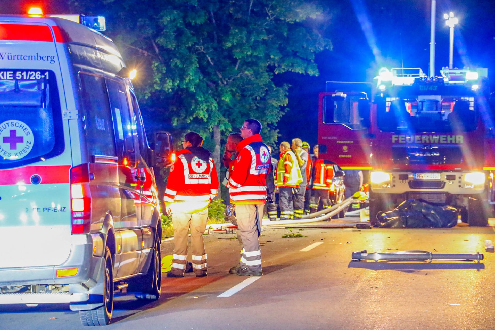 Einsatzkräfte von Feuerwehr und Rettungsdienst (Symbolbild): In Dorsten in NRW hat ein XX-Jähriger bei einem Unfall tödliche Verletzungen erlitten.