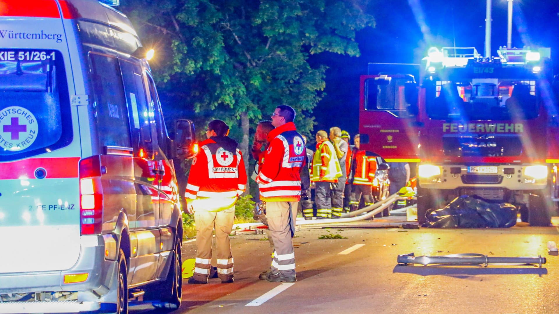 Einsatzkräfte von Feuerwehr und Rettungsdienst (Symbolbild): In Dorsten in NRW hat ein XX-Jähriger bei einem Unfall tödliche Verletzungen erlitten. Einsatzkräfte von Feuerwehr und Rettungsdienst (Symbolbild): In Dorsten in NRW hat ein XX-Jähriger bei einem Unfall tödliche Verletzungen erlitten.
