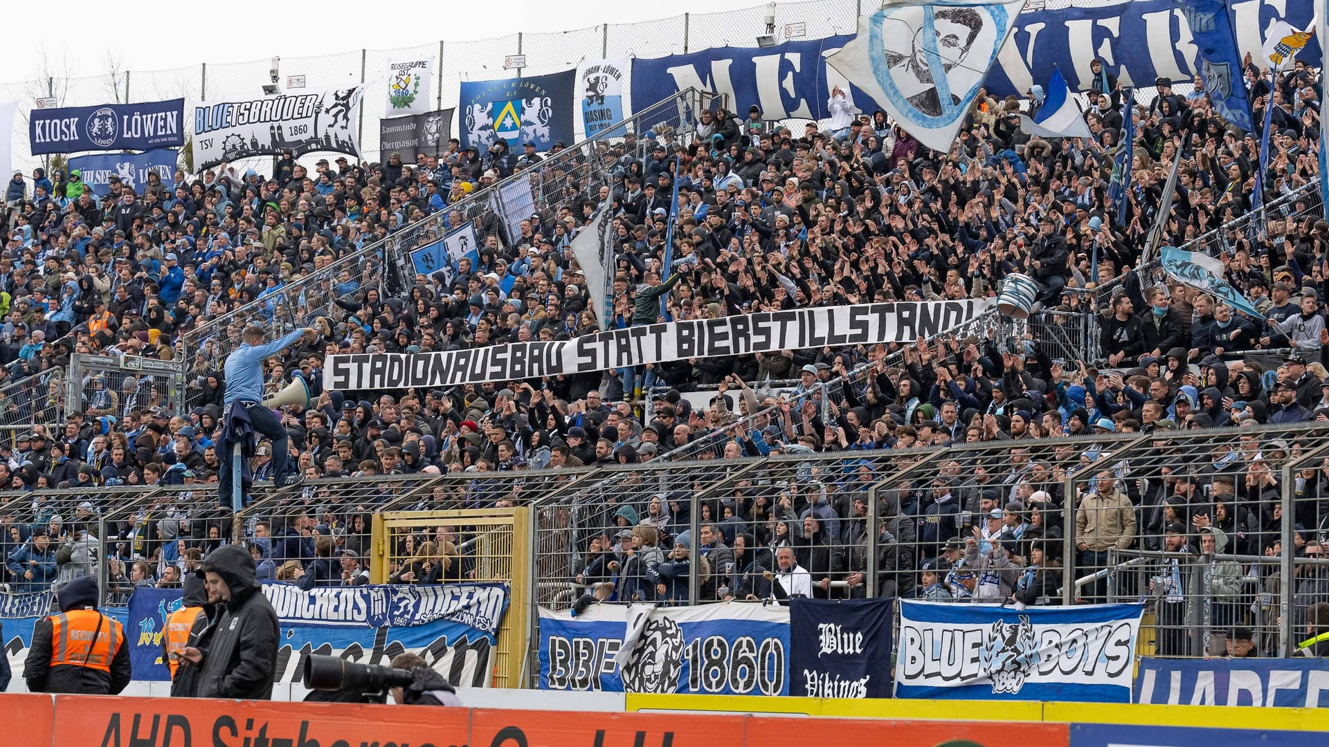 Fans von 1860 München mit einer klaren Forderung (Archivbild): Bei einem Heimspiel gegen Ulm Anfang 2024 konnte aufgrund von technischen Problemen zeitweise kein Bier ausgeschenkt werden.