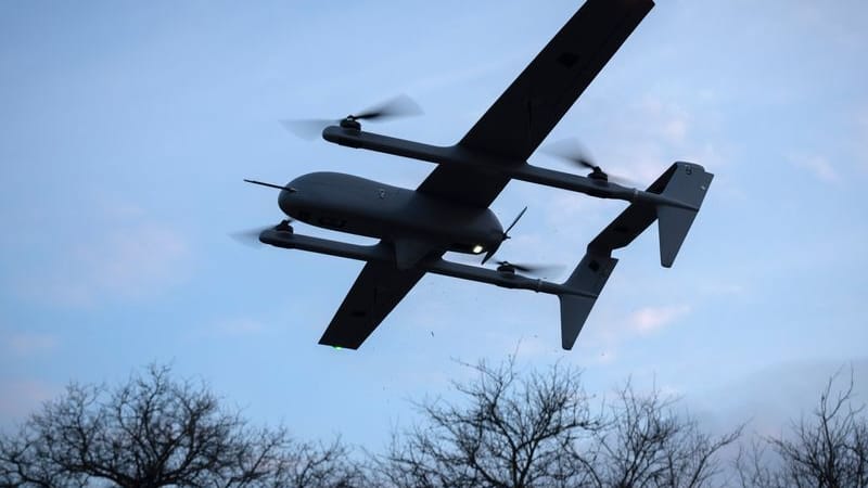 Eine Poseidon H10 Mittelstrecken-Drohne der ukrainischen 22. mechanisierten Brigade fliegt an der Frontlinie in der Nähe von Bachmut in der Region Donezk.