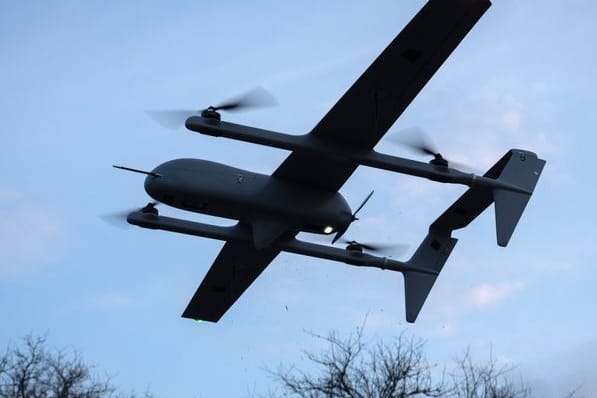 Eine Poseidon H10 Mittelstrecken-Drohne der ukrainischen 22. mechanisierten Brigade fliegt an der Frontlinie in der Nähe von Bachmut in der Region Donezk.