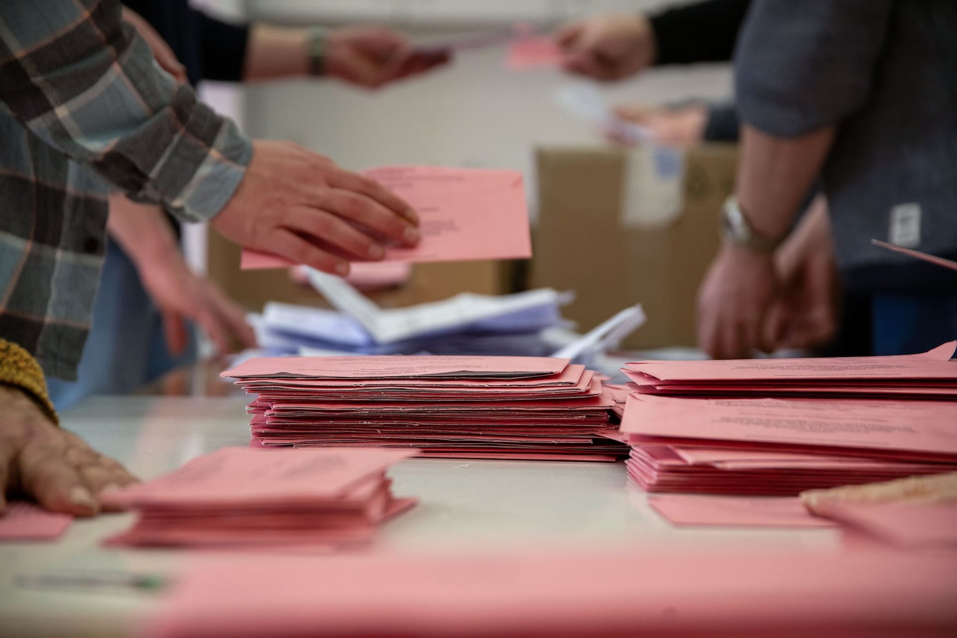 Bundestagswahl - Auszählung Briefwahlstimmen in Bayern