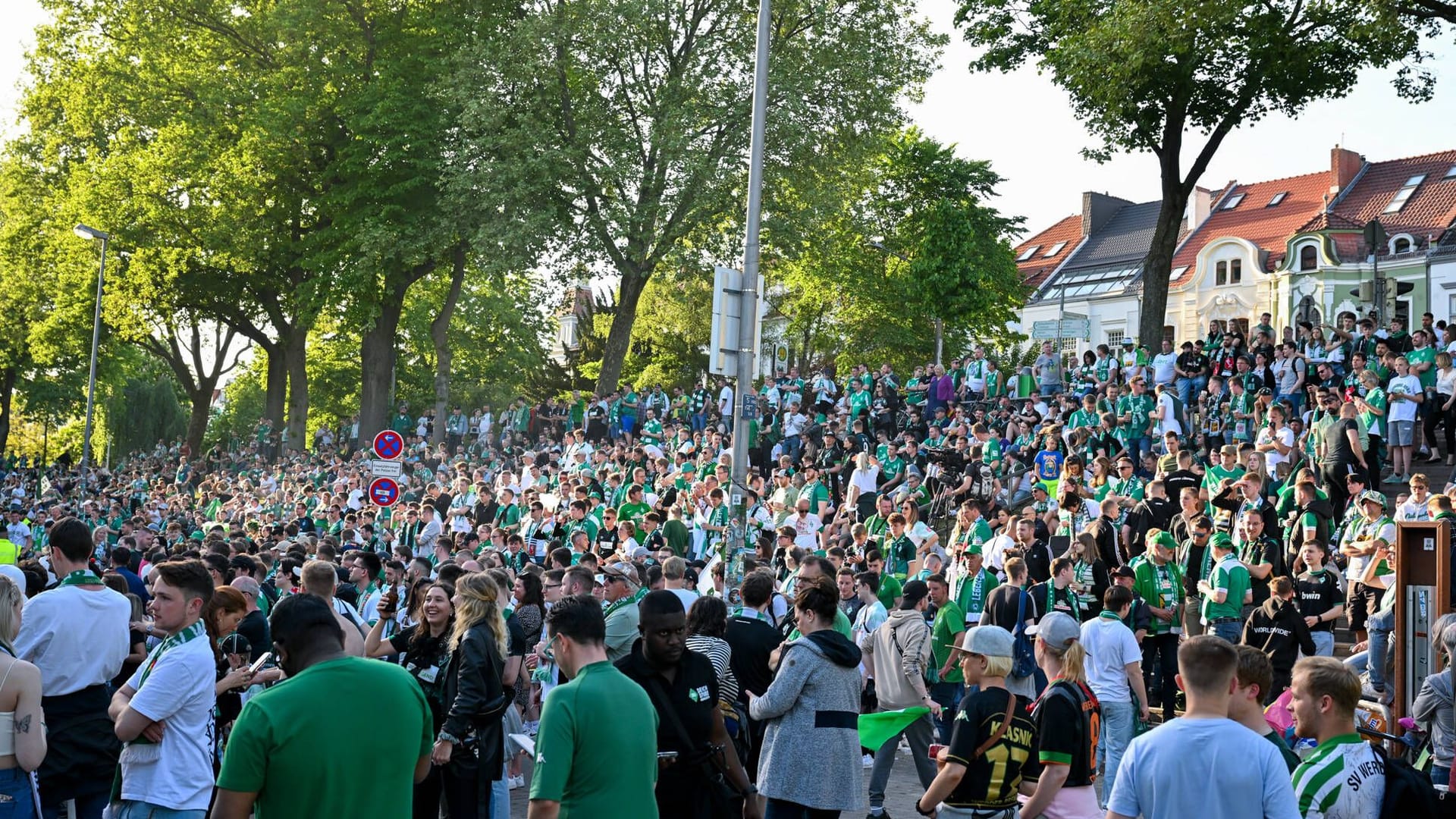 Werder-Fans am Osterdeich (Archivbild): Nicht nur das Heimspiel bringt Verkehrsstörungen in Bremen mit sich. Werder-Fans am Osterdeich (Archivbild): Nicht nur das Heimspiel bringt Verkehrsstörungen in Bremen mit sich.