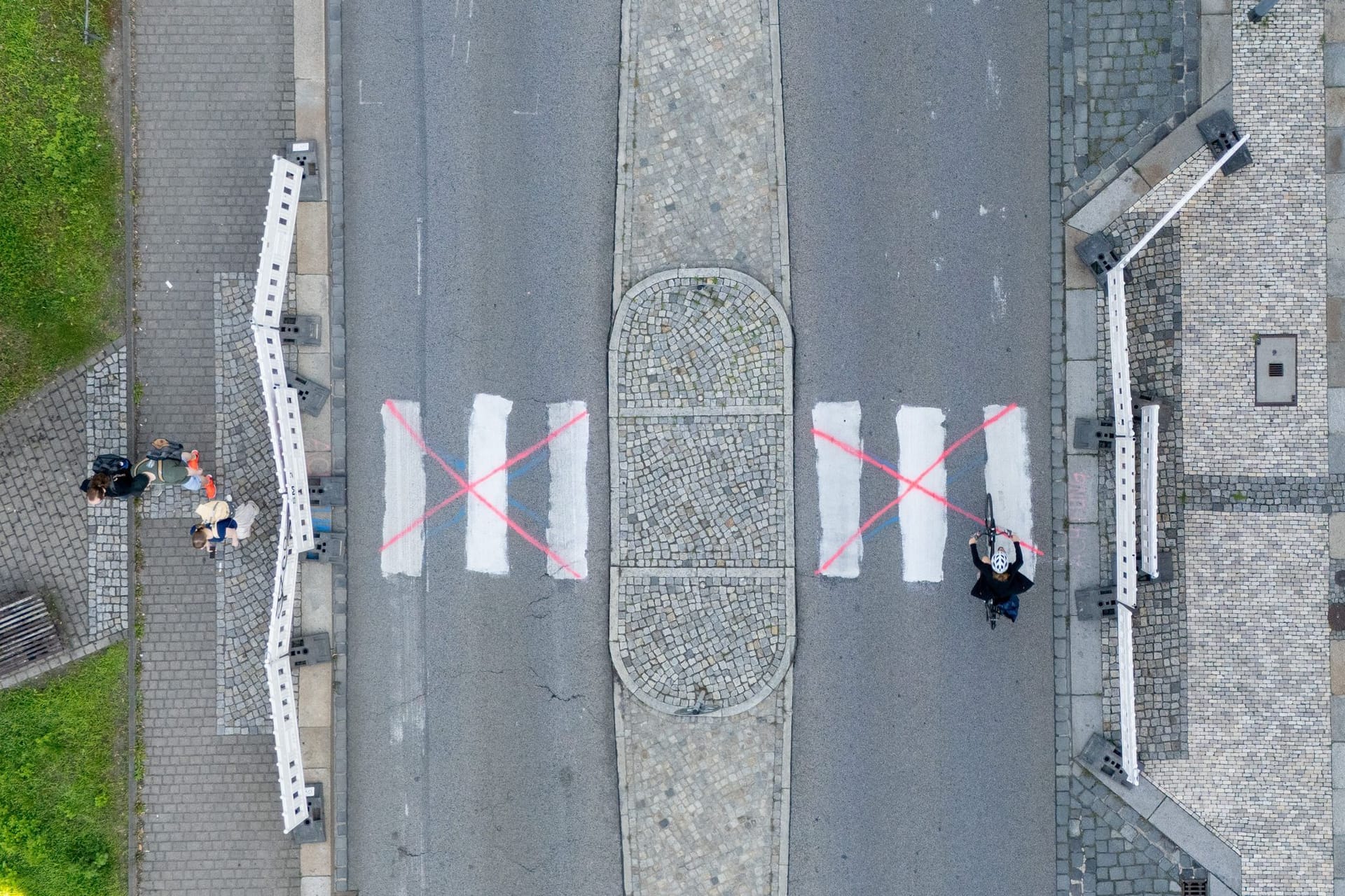 Zebrastreifen in Dresden aufgemalt und wieder gesperrt