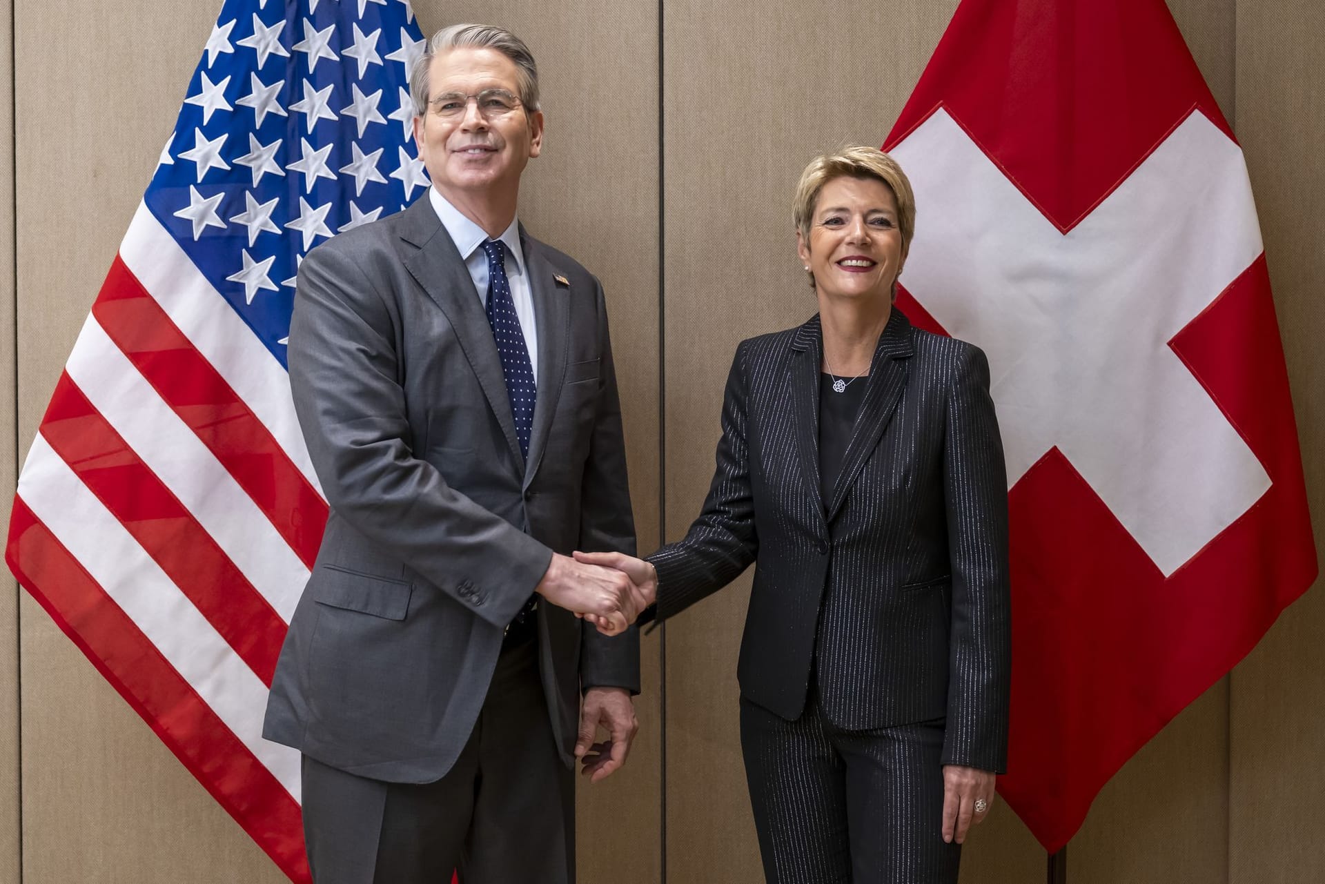 US-Finanzminister Scott Bessent reicht der Schweizer Bundespräsidentin Karin Keller-Sutter die Hand (Archivbild): Die beiden trafen sich bereits im Mai.