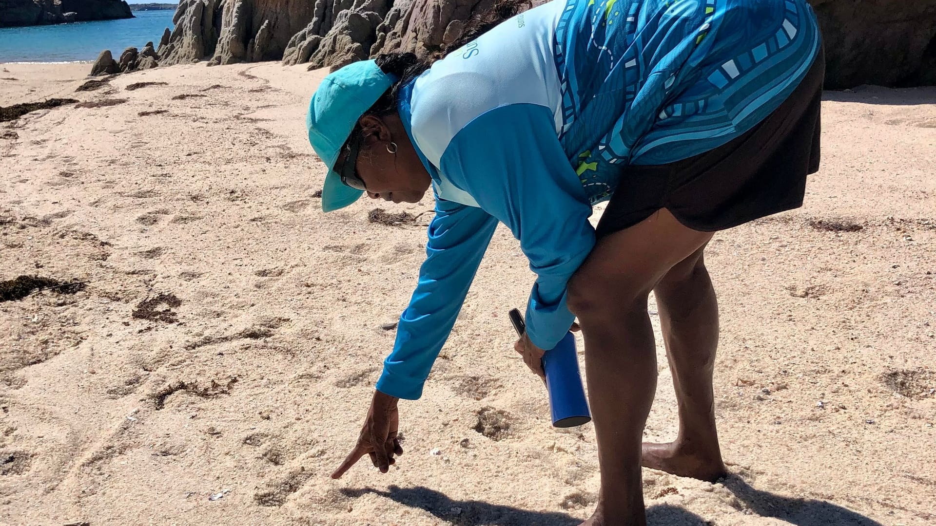 Rosanna Angus zeigt auf imposante Spuren im Sand der Insel. Hier ist vor nicht allzu langer Zeit ein Krokodil vorbeigekommen.