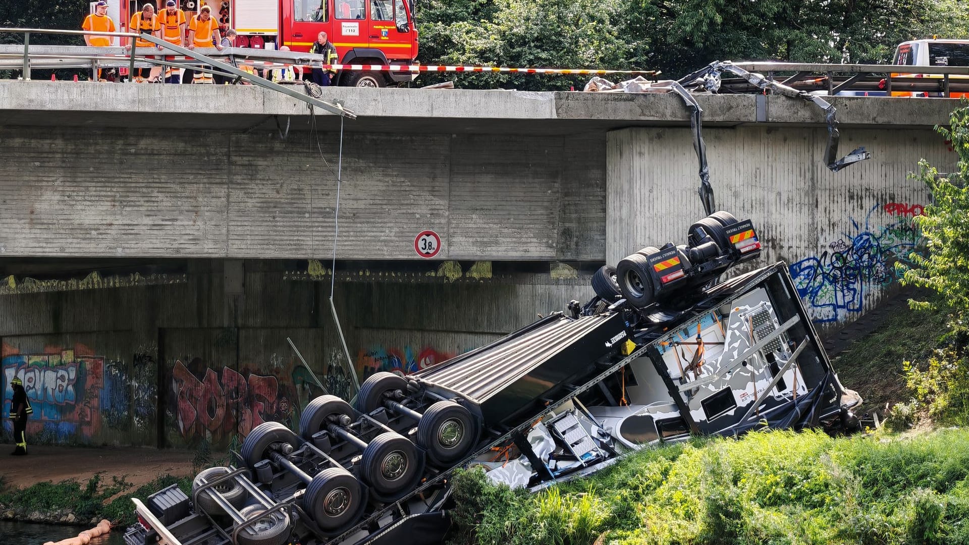 Lkw fällt von Brücke über den Elbe-Lübeck-Kanal