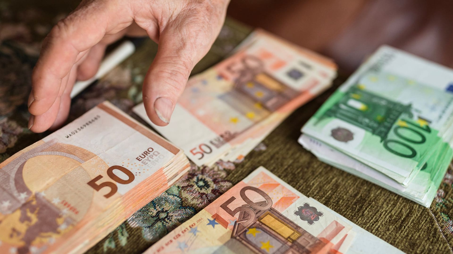 Rentner zählt Geld: Während die Zahl der Rentner 2024 nur um 0,75 Prozent wuchs, stiegen die Rentenzahlungen um 5,7 Prozent.