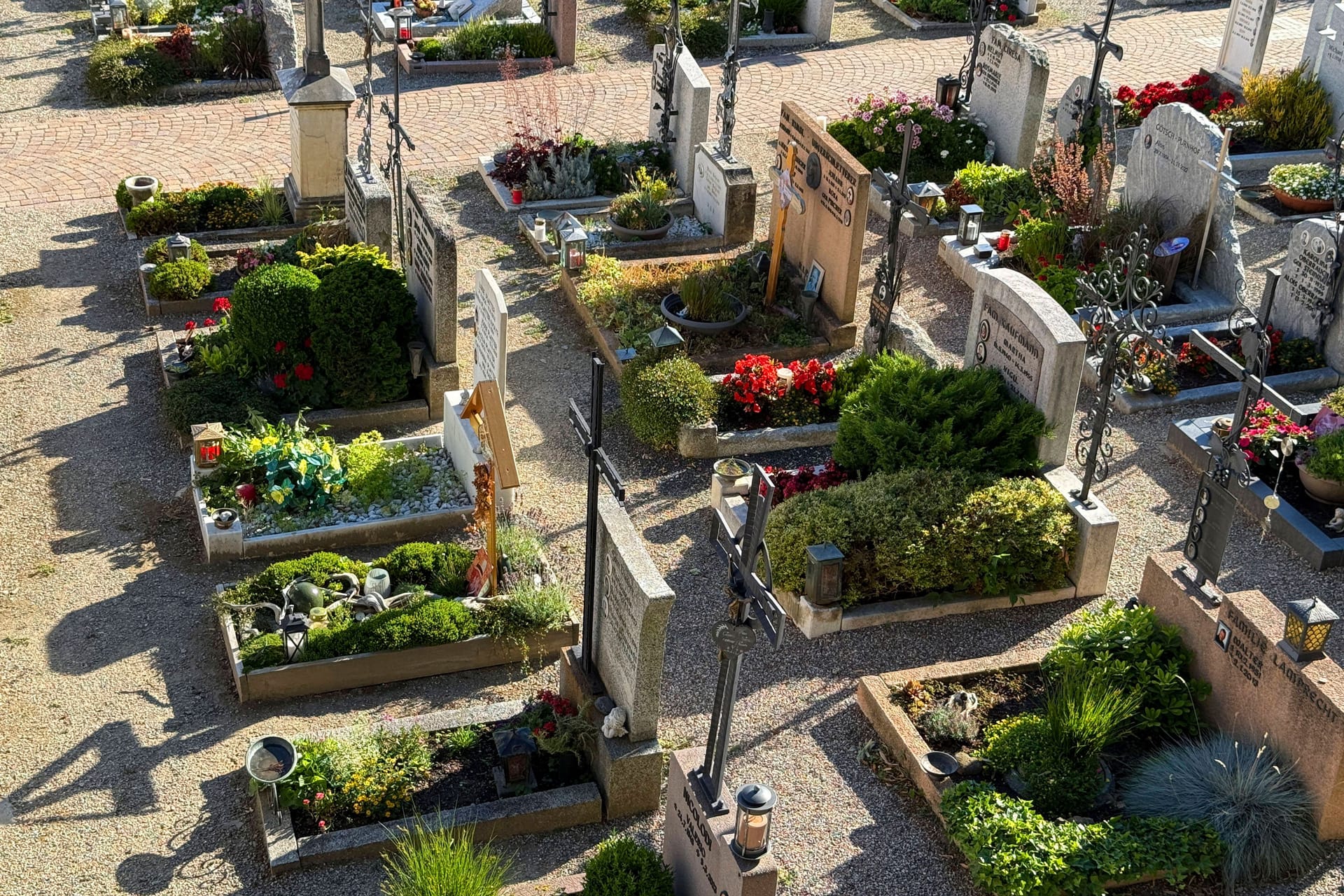 Gräber auf einem Friedhof (Symbolbild): Der Sieker Friedhof stoppt mit sofortiger Wirkung weitere Bestattungen.