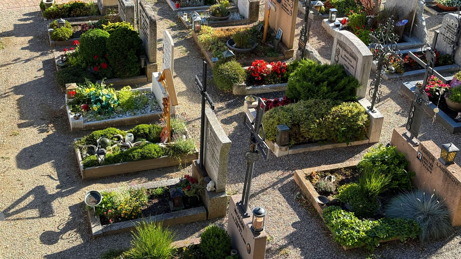 Gräber auf einem Friedhof (Symbolbild): Der Sieker Friedhof stoppt mit sofortiger Wirkung weitere Bestattungen.