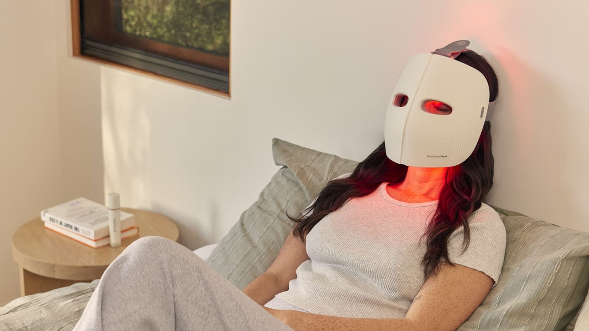 Die Theraface Maske nutzt LED-Licht, um feine Linien und Falten zu mildern. Heute ist sie so günstig wie nie erhältlich.