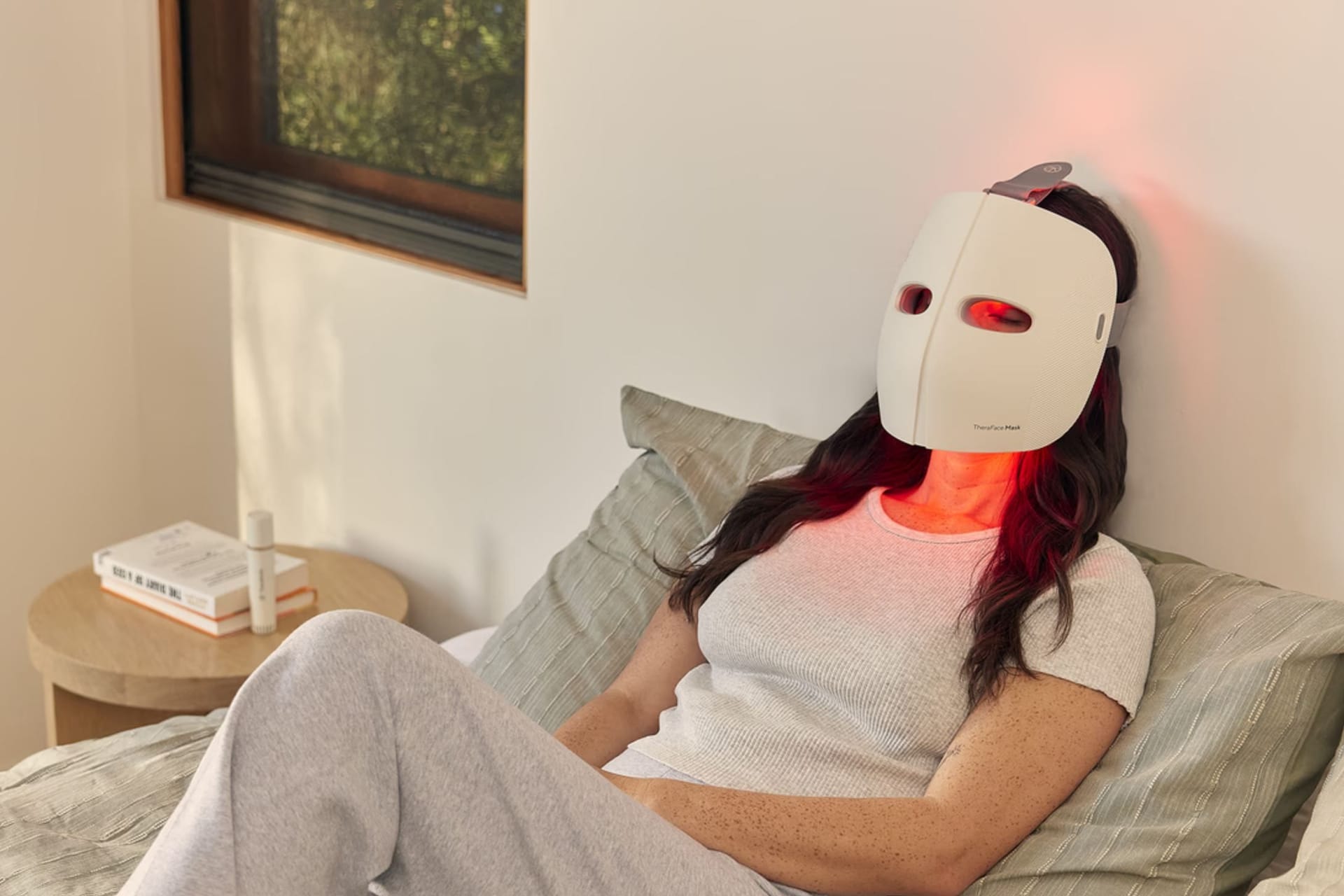 Die Theraface Maske nutzt LED-Licht, um feine Linien und Falten zu mildern. Heute ist sie so günstig wie nie erhältlich.