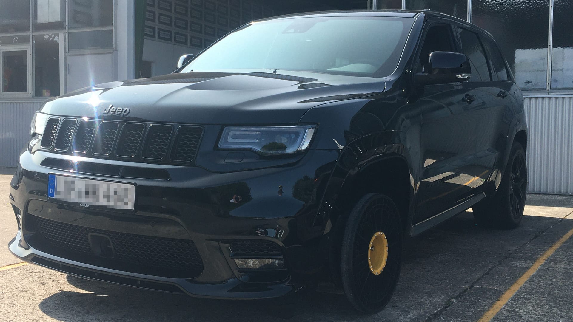 Großes Gewicht, kleines Rad: Ein Jeep Grand Cherokee mit 2,5 Tonnen Leergewicht steht auf einem Werkstattrad von nur 8,1 Kilogramm.