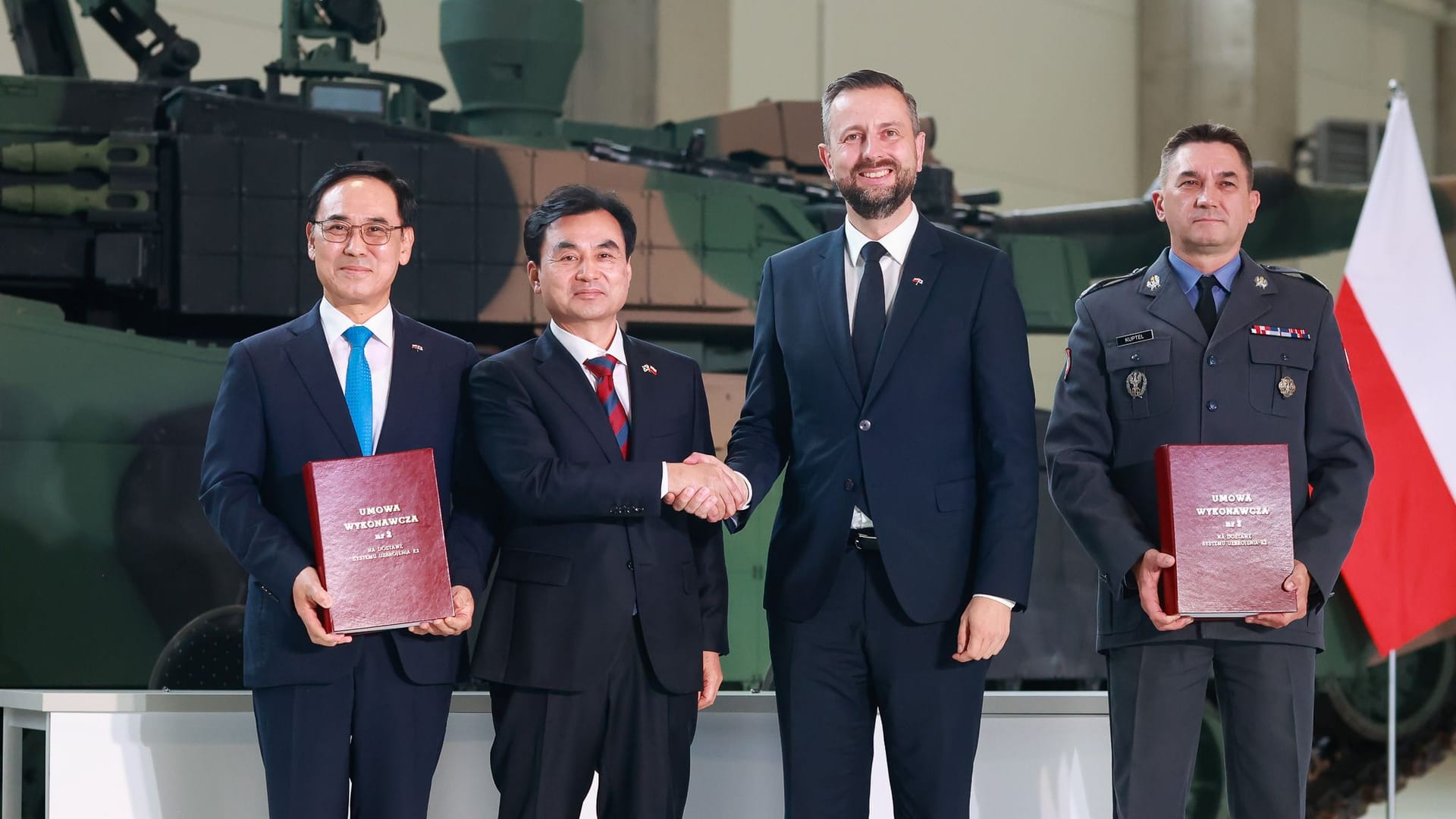 Władysław Kosiniak-Kamysz (2.v.r.): Der polnische Verteidigungsminister hat einen neuen Vertrag über 180 neue Kampfpanzer und weitere schwere Waffen geschlossen.