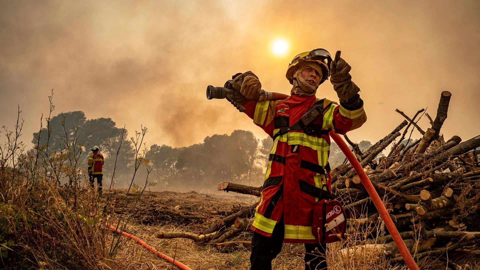 Ein Feuerwehrmann in Südfrankreich: Der Waldbrand ist der größte im Land seit 1949.