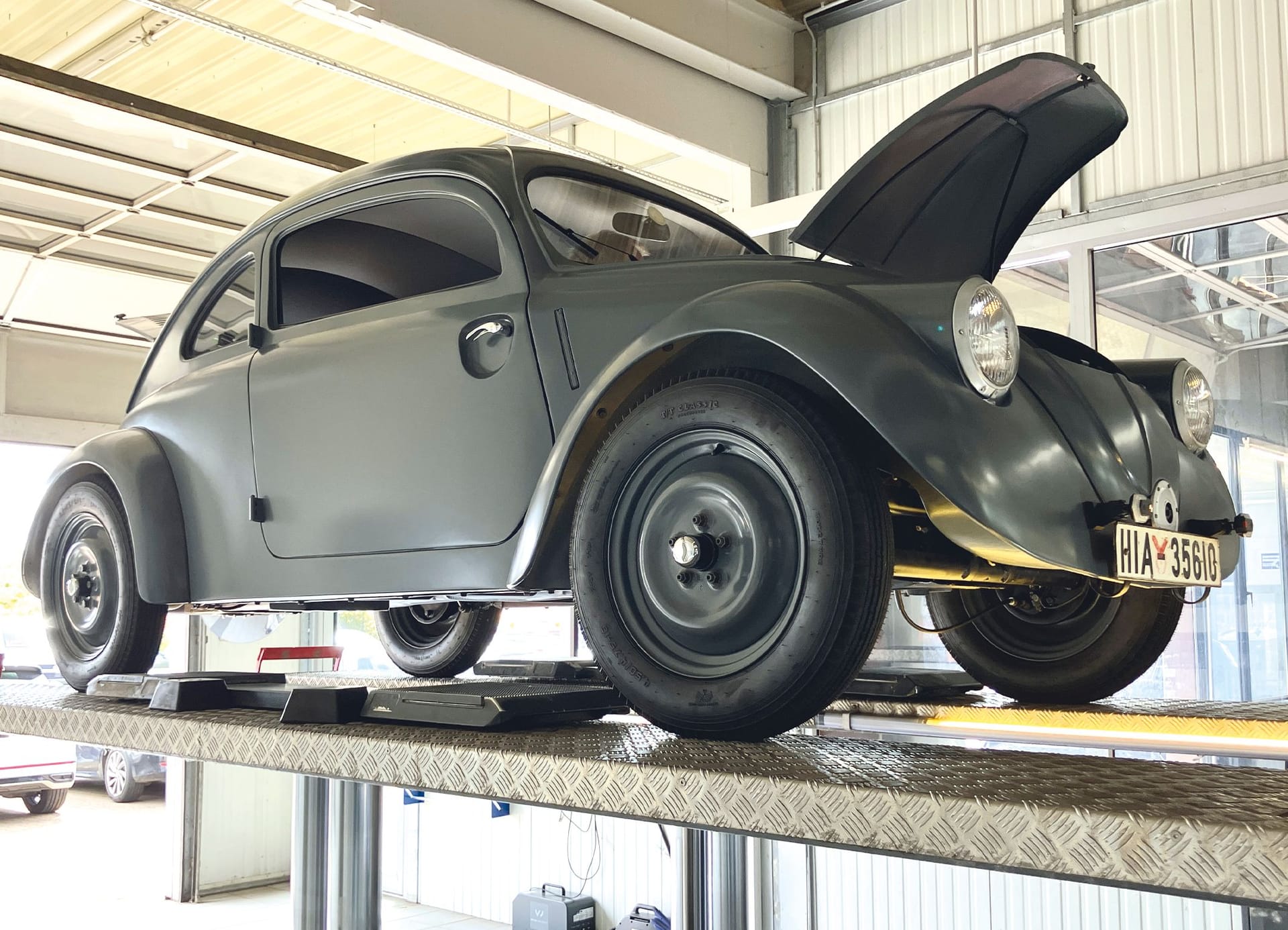 Der Prototyp der W30-Reihe auf der Hebebühne (Archivfoto): Vor wenigen Tagen kam der Wagen durch den TÜV.