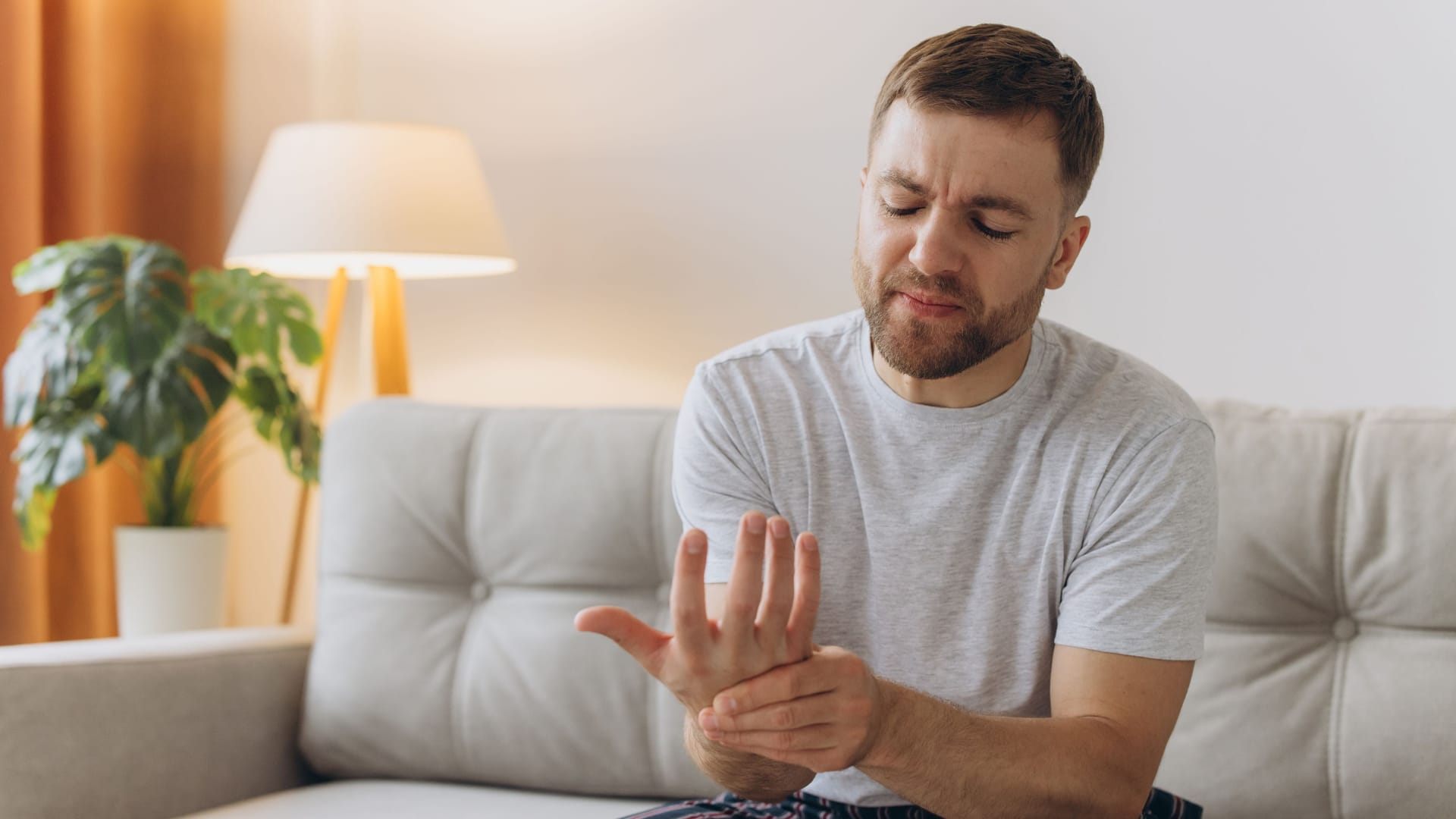 Mann betrachtet die Innenseite seiner rechten Hand: Eine Handphlegmone sollte umgehend behandelt werden.