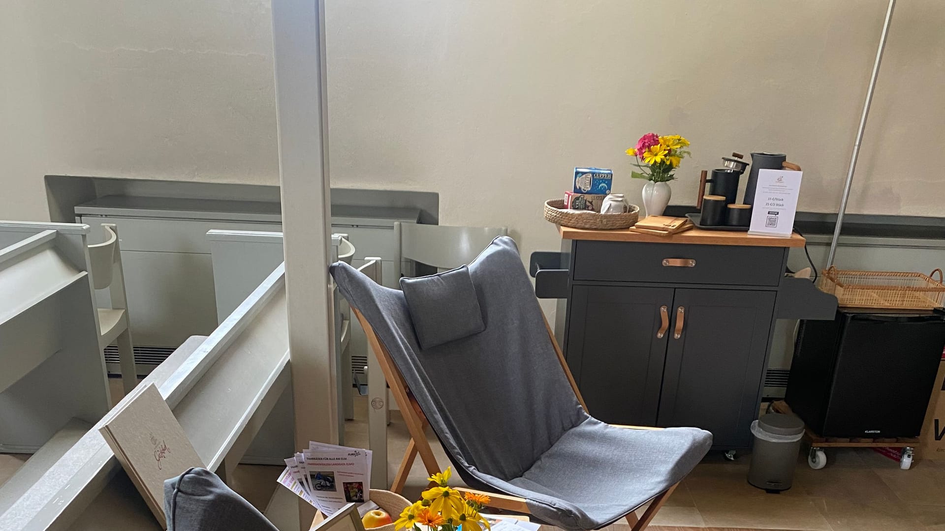 In der Kirche: Es gibt Sessel für die Besucher und die Möglichkeit, sich Kaffee und Tee zu kochen.